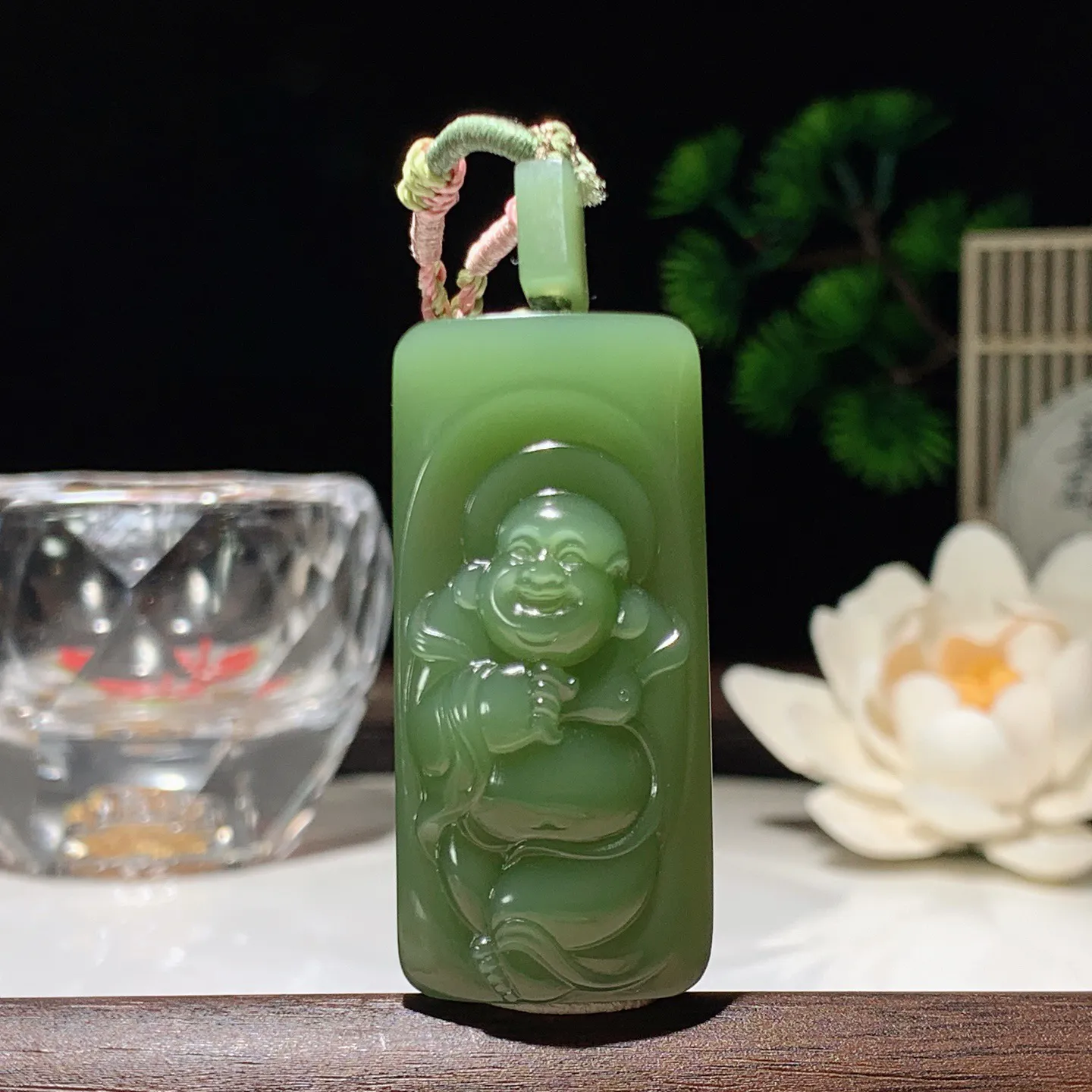 和田玉阳绿俄罗斯碧玉佛引福来牌子挂件 尺寸45/21/12重27.5克 玉质细腻油润。无裂无杂无结构