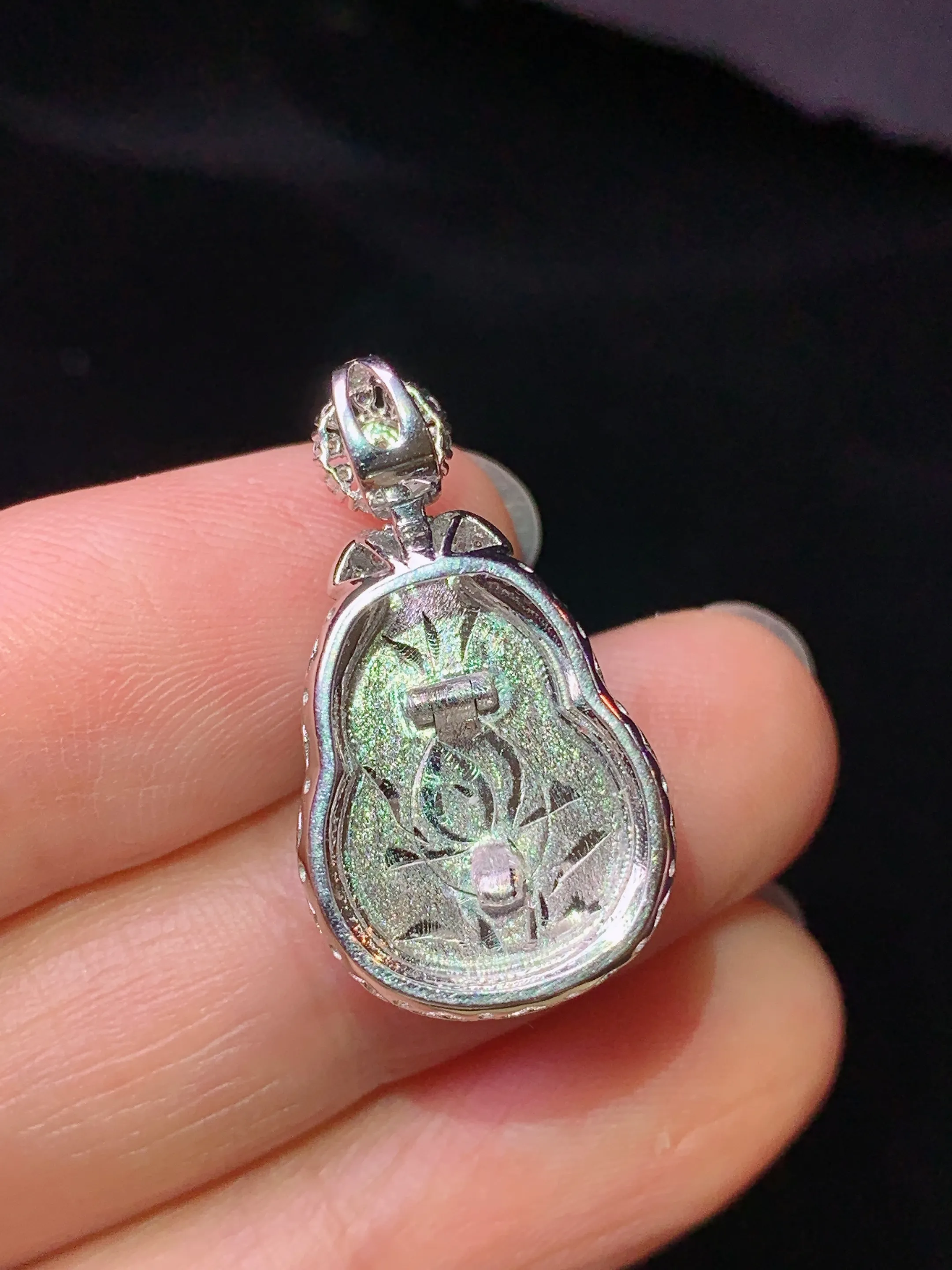 18k金钻镶嵌翠绿葫芦吊坠 玉质细腻 色泽艳丽清新 整体尺寸25*14*9.8