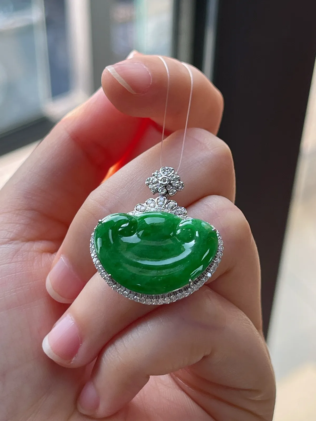 18k金翡翠糯化种满绿如意吊坠