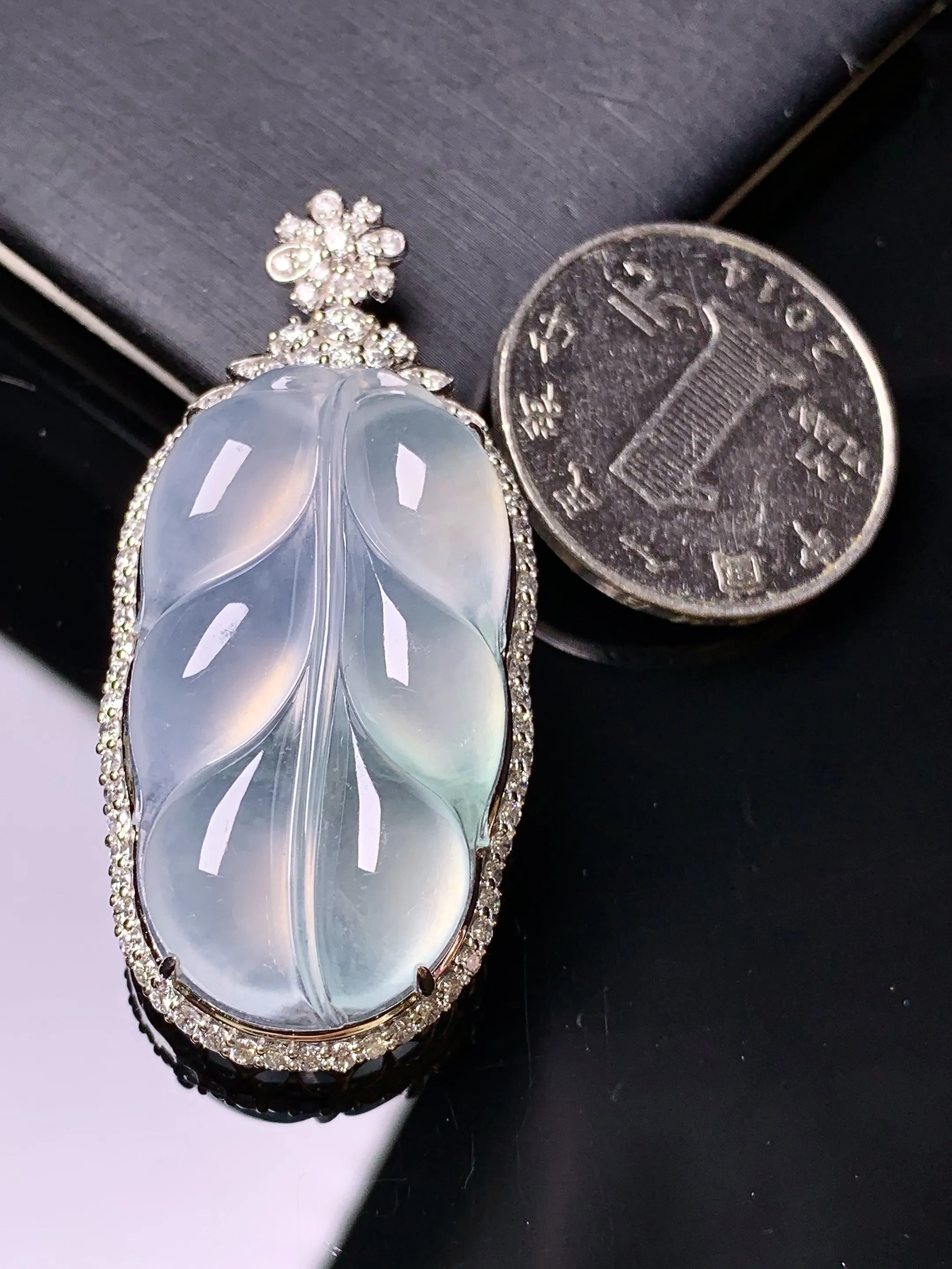 18k金钻镶嵌冰种树叶吊坠 玉质细腻 色泽艳丽清新 整体尺寸48.8*23.5*11.7