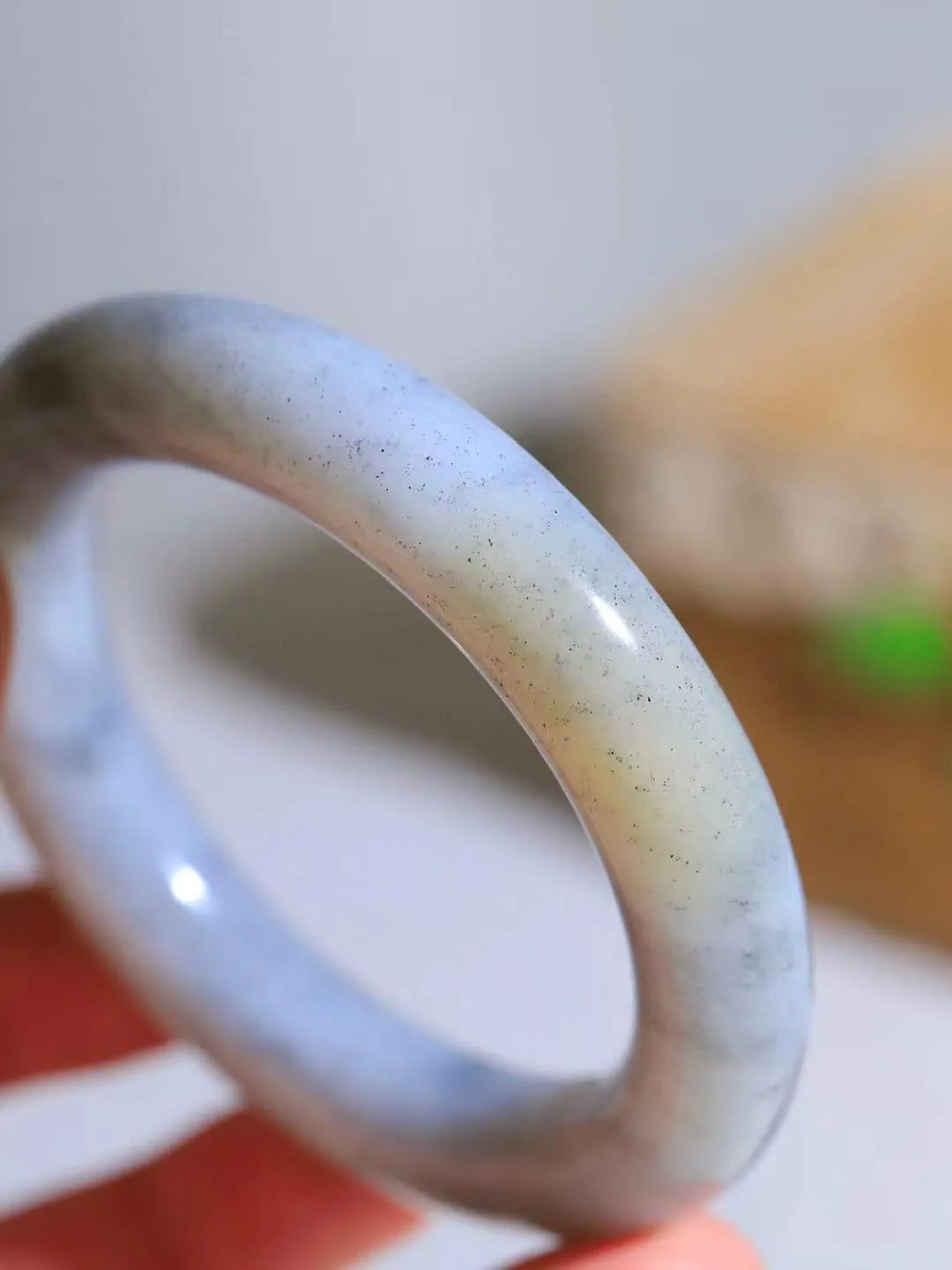 【籽.水墨风情.手镯】

新疆和田籽料青花手镯 玉质细腻饱满，镯型大气，脂感油润。青花晕染轻淌，让人迷醉其中，就如身在云雾飘渺的群山之中，雾气升腾～重76.5克 尺寸55.5-12.5-12.3mm FDT-7720400