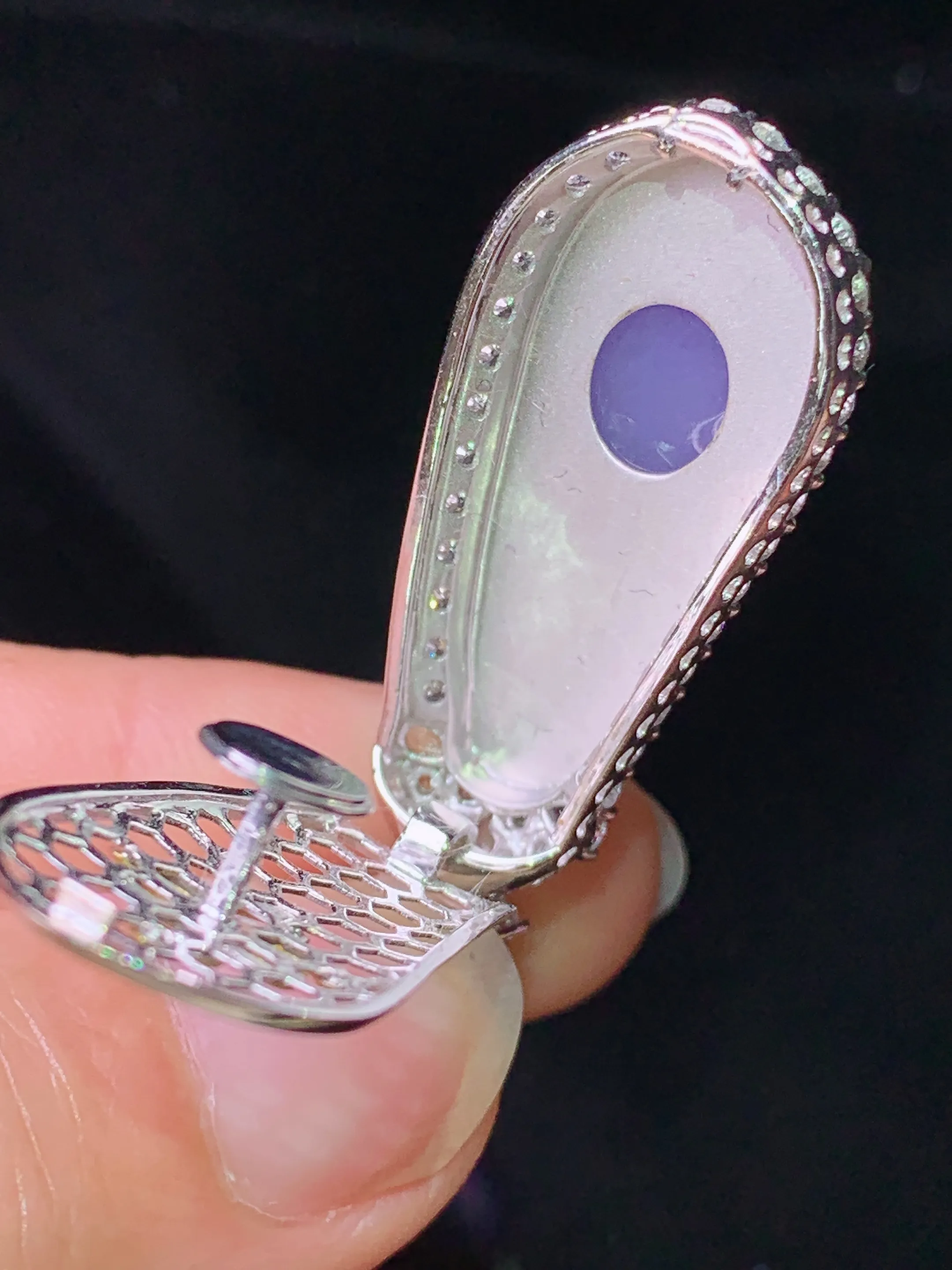 18k金钻镶嵌紫罗兰四季豆吊坠 玉质细腻 色泽艳丽清新 整体尺寸40.7*15.3*10