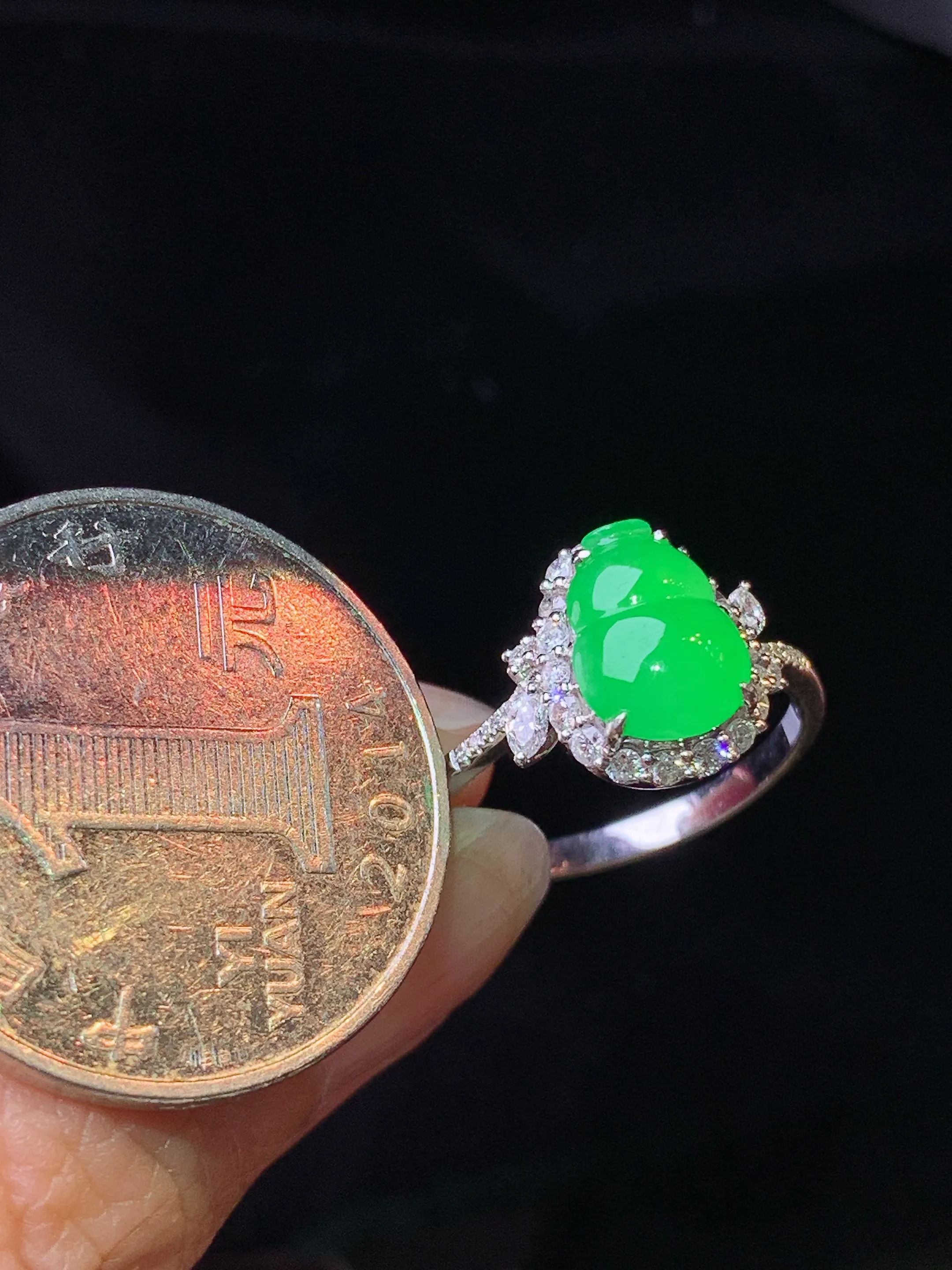 18k金钻镶嵌翠绿葫芦戒指 玉质细腻 色泽艳丽清新 圈口14.5 整体尺寸11.6*12*7