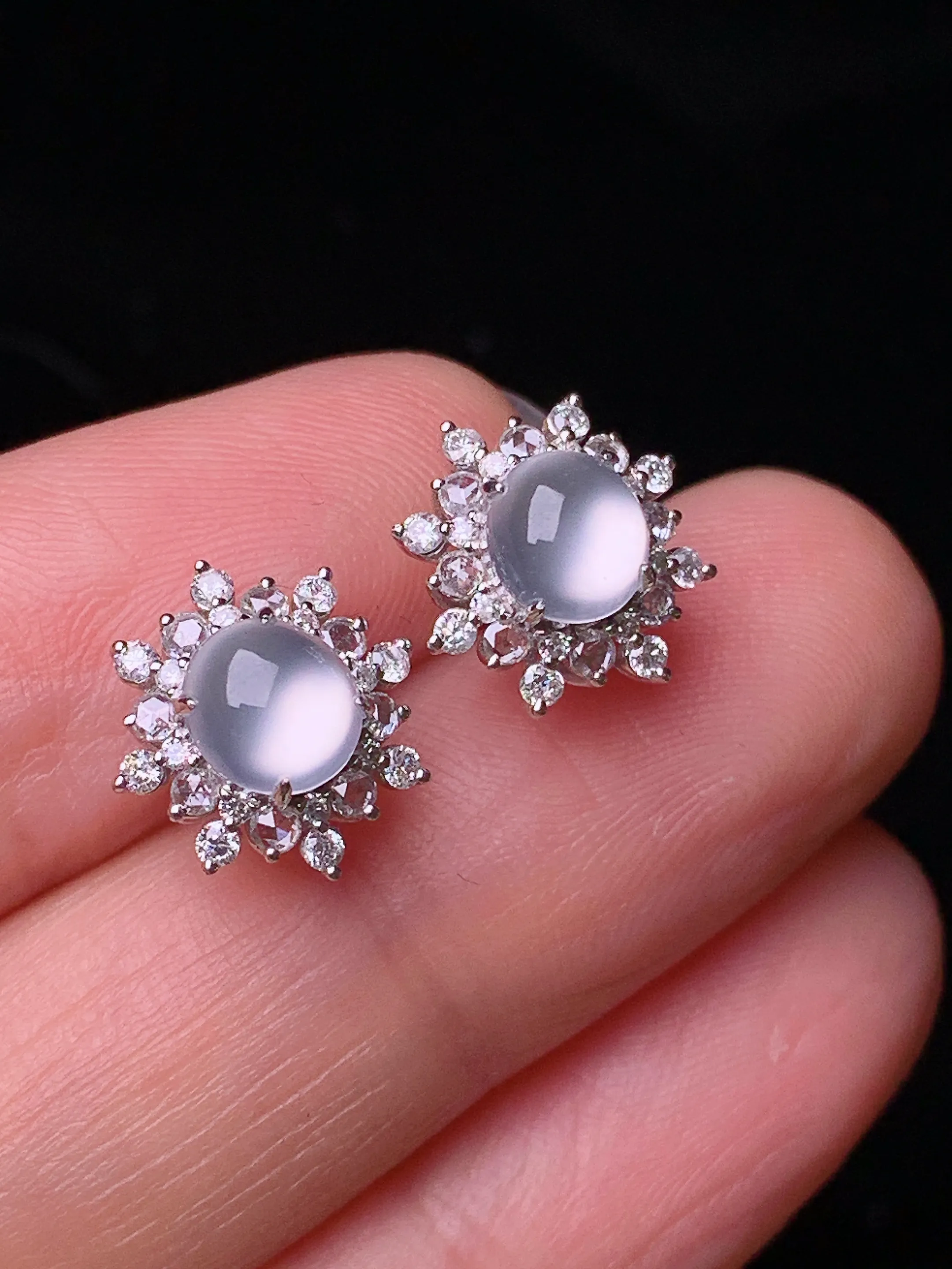 18k金钻镶嵌冰种蛋面耳钉 玉质细腻 色泽艳丽清新 整体尺寸11.2*10*6.6