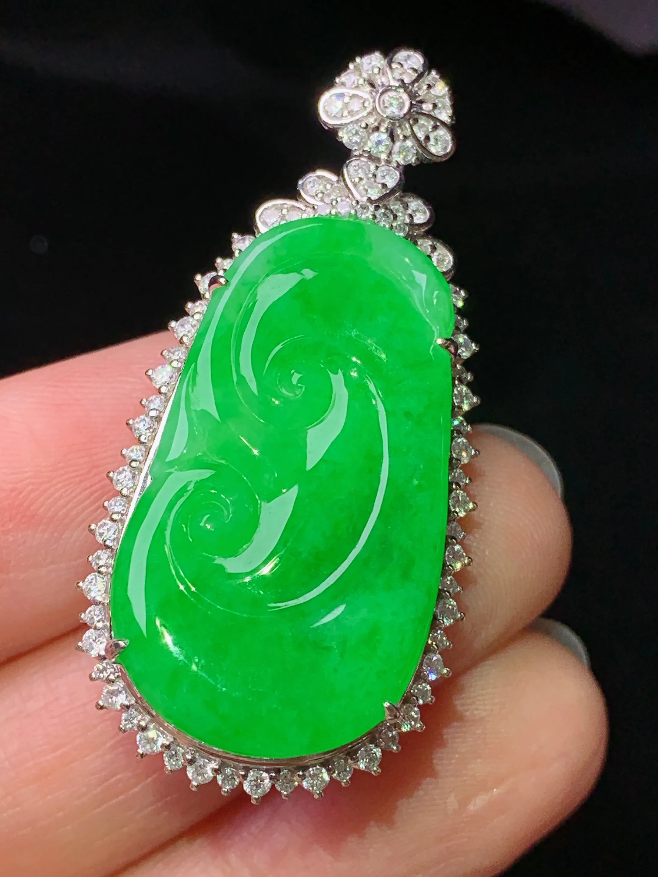 18k金钻镶嵌翠绿如意吊坠 玉质细腻 色泽艳丽清新 整体尺寸42.2*20.5*11