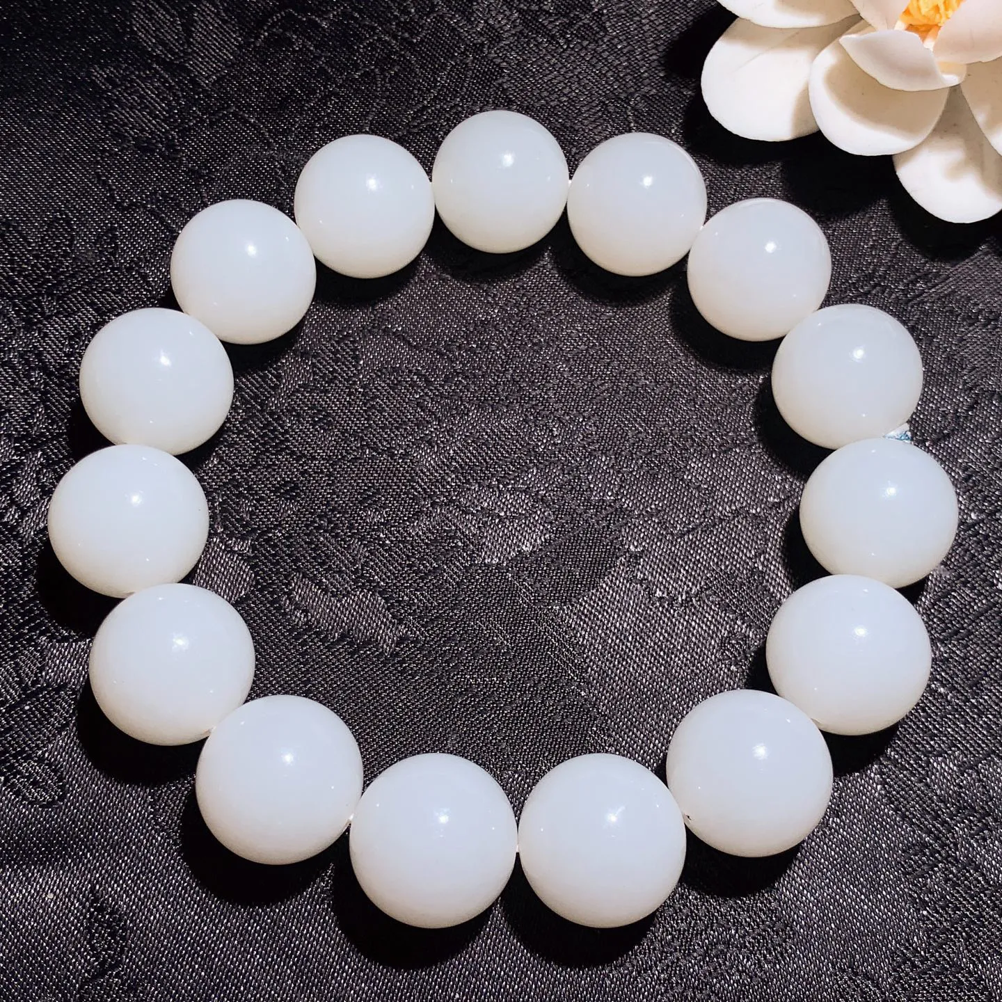 新疆和田玉白玉羊脂白圆珠手串 单颗尺寸15！玉质细腻油润。手推出油。佩戴高端典雅。lt260206