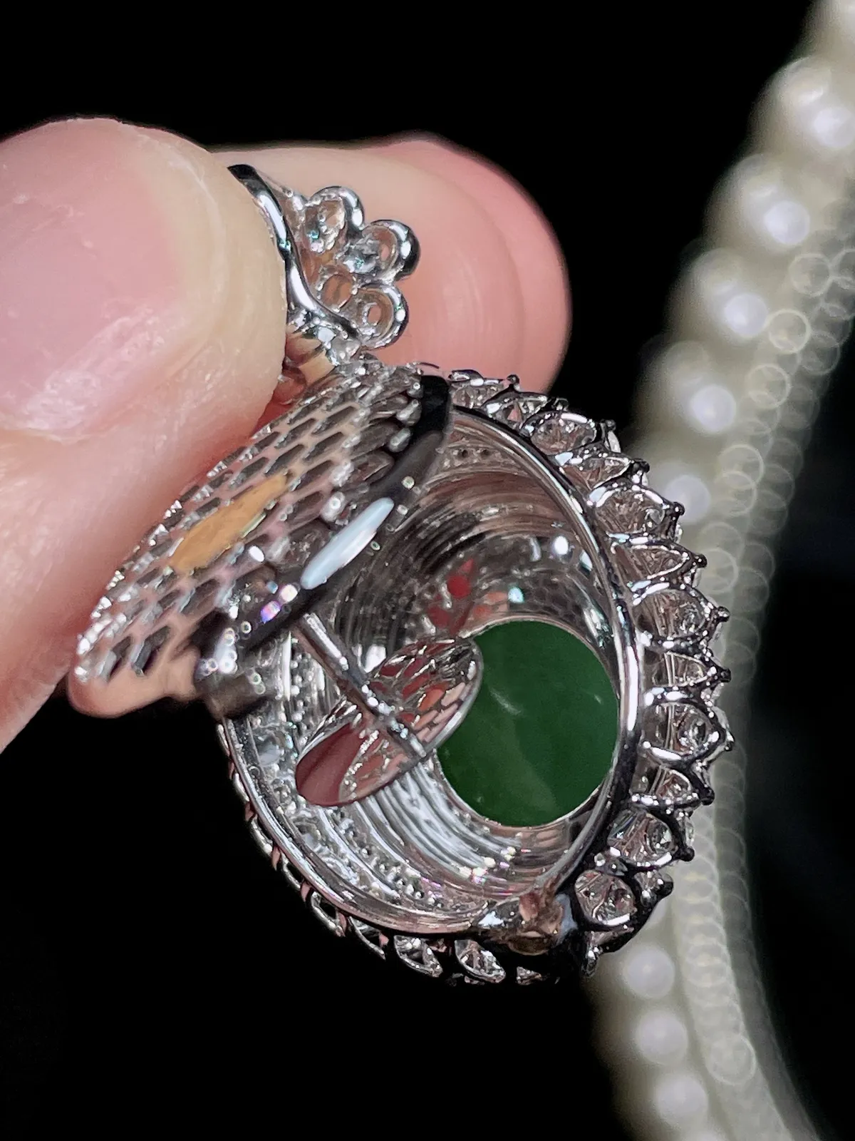 天然缅甸翡翠A货
满绿蛋面吊坠
18k金镶嵌钻石 
细腻水灵 实拍接近