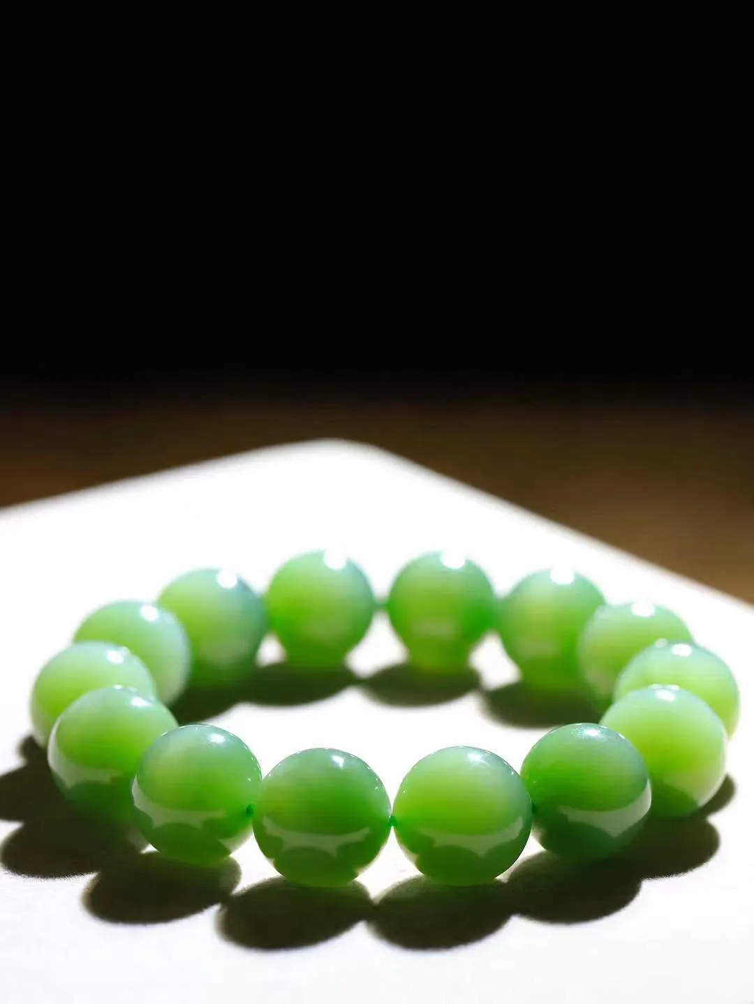 （猫眼手串）

精品和田玉碧玉猫眼圆珠手串 质地温润灵动 猫眼儿般的光中，有波光潋滟，也有梦幻清韵。行走于市井的喧嚣，相顾不言，便得清欢。重92.5克 尺寸取一16mmFDT-2320453