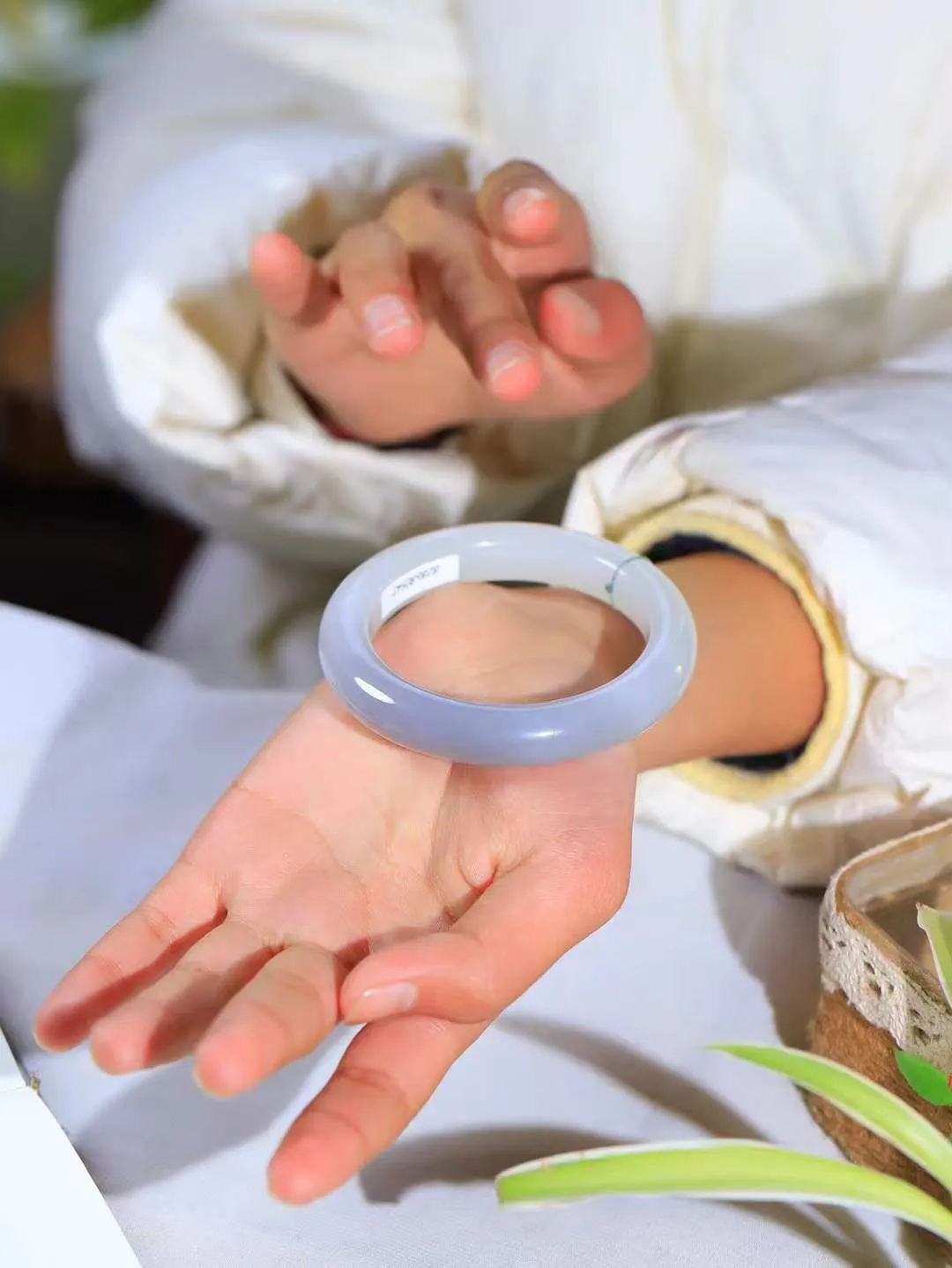 （一见倾心.手镯）

精品和田玉烟紫白玉双色手镯，玉质温润细腻 油性十足 手感舒适，高华雅逸，线条流