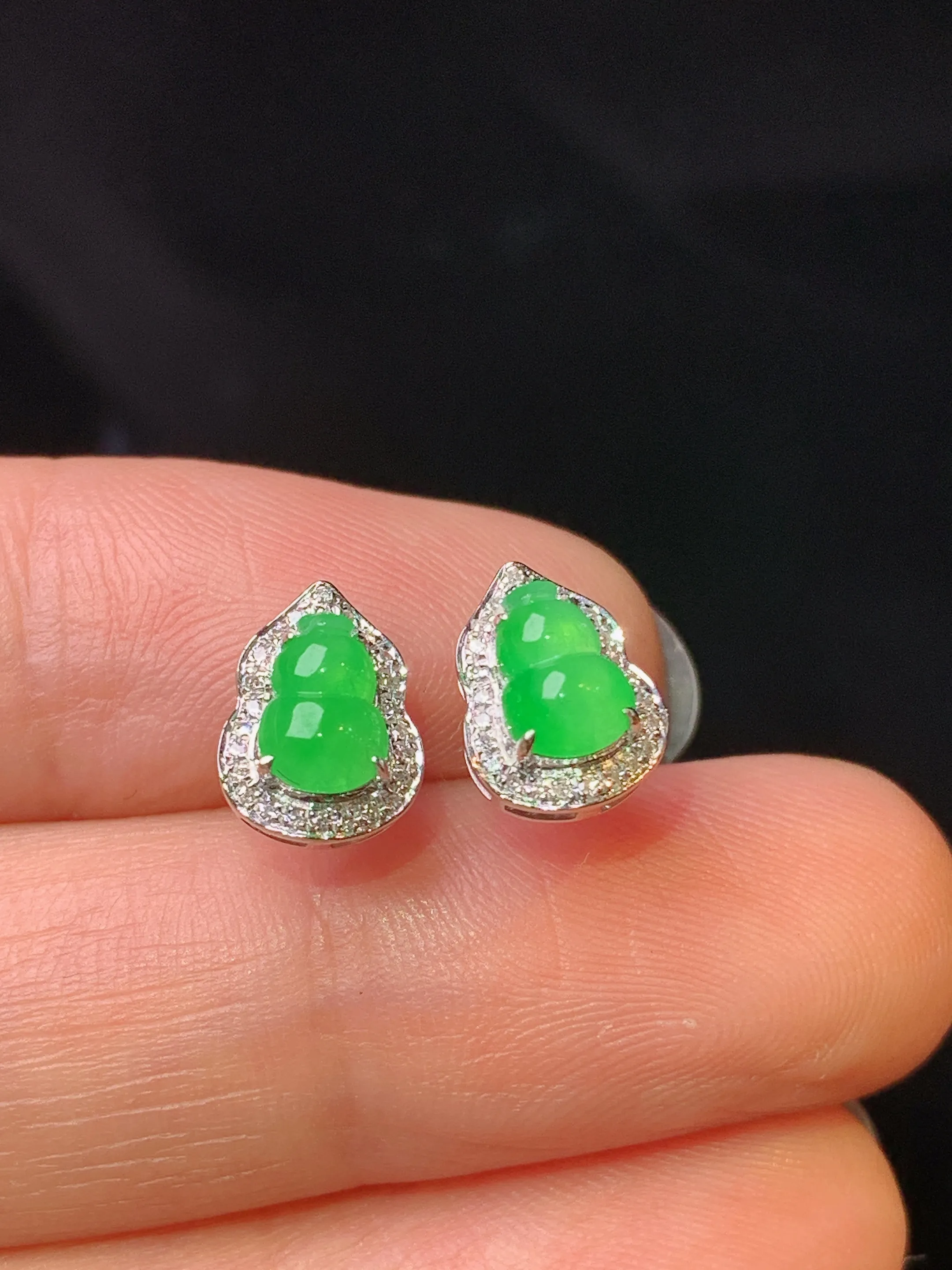 18k金钻镶嵌翠绿葫芦耳钉 玉质细腻 色泽艳丽清新 整体尺寸9.5*7*4.6