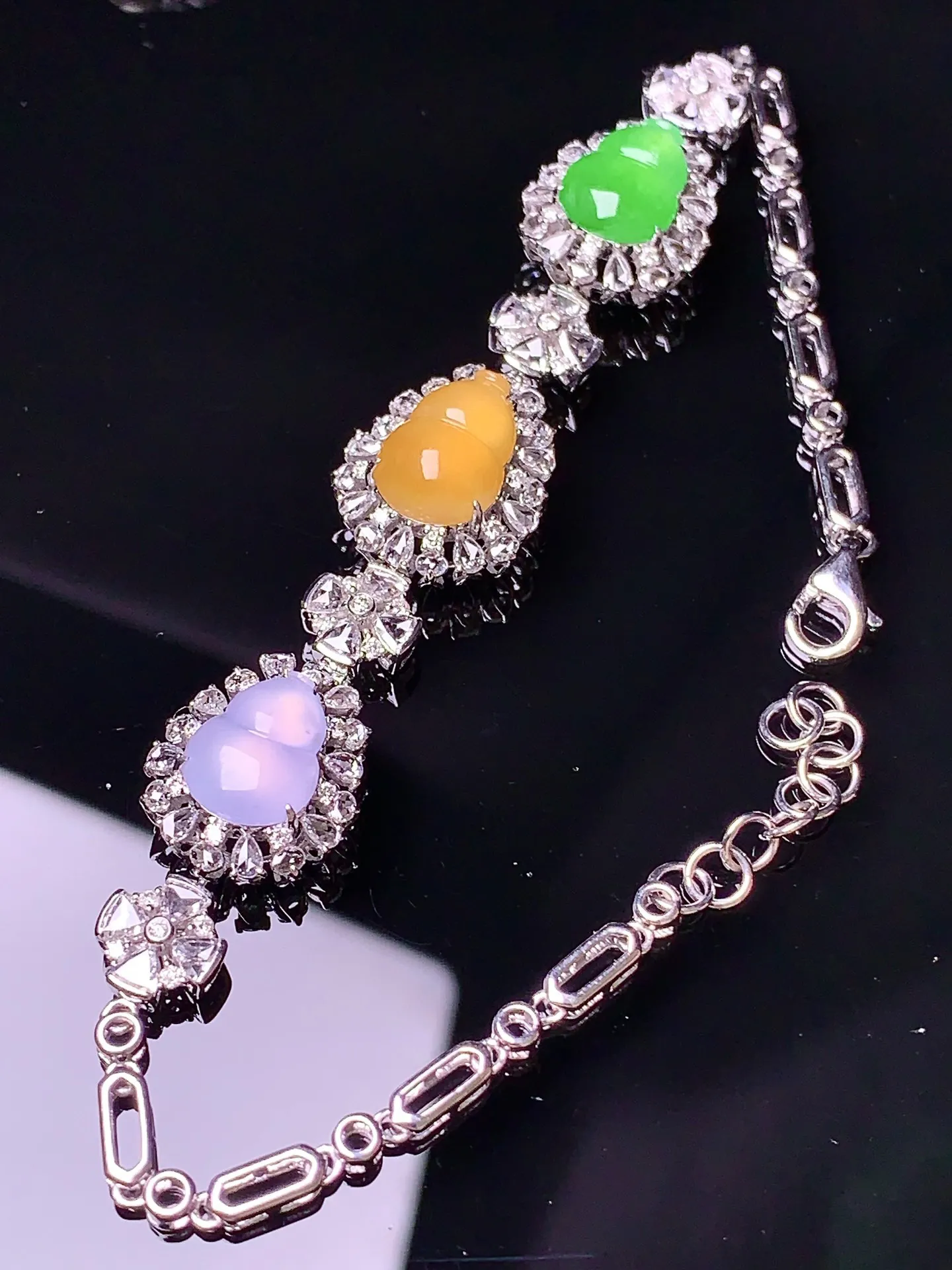 18k金钻镶嵌三色葫芦手链 玉质细腻 色泽艳丽清新 整体尺寸65*12*7.8