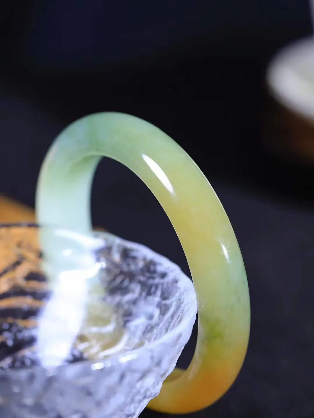 【花样年华·手镯】

精品和田玉三色手镯，质地油润细腻，色泽高贵典雅，镯型古朴典雅。在诗情画意的雨巷相遇，你是我腕间的一抹风情，有你眸有深情，清风荡漾湖间静水，我愿俯身低眉，在烟波涟漪处，寻你深情倩影。内径52.5mm尺寸12-8.5mm 重46.3克fDT-7820441