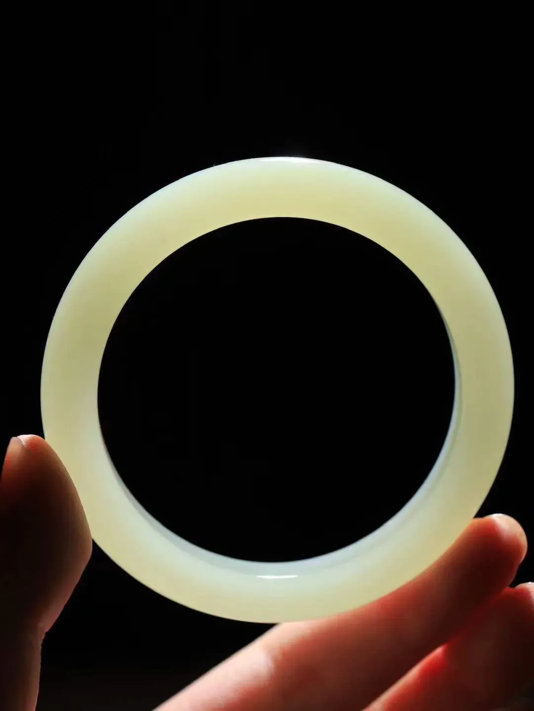 【晴水相伴.镯】

精品️和田玉晴水手镯，以其淡雅的晴水色调，成为腕间的一抹亮色。玉质细腻，触感温润，佩戴它，感受玉石的温度与自然的灵性，让每一天都充满诗意与美好。重57克  尺寸58.5-11.8-9.3mm   7520454L