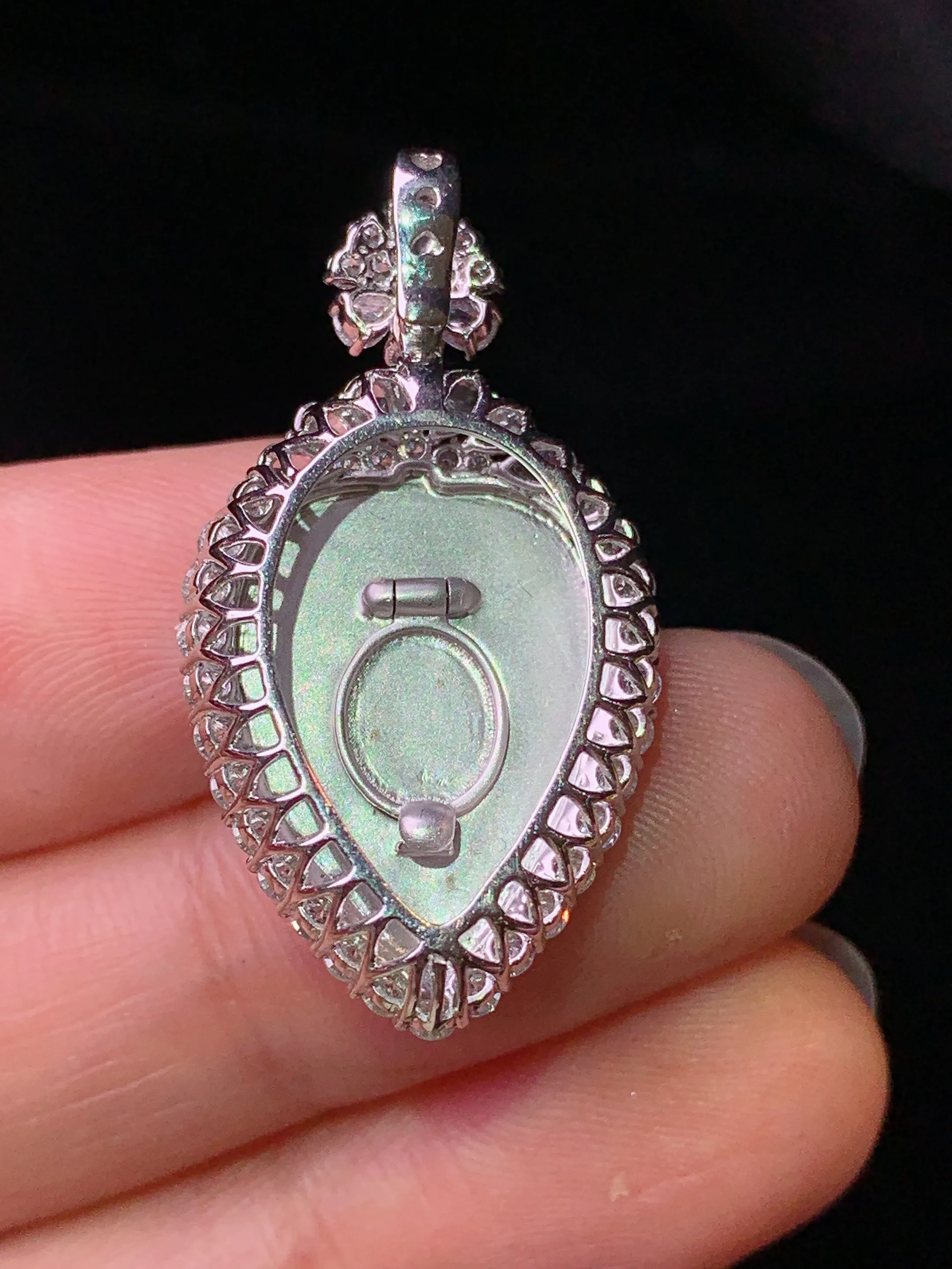 18k金钻镶嵌翠绿树叶吊坠 玉质细腻 色泽艳丽清新 整体尺寸31.8*17.2*8