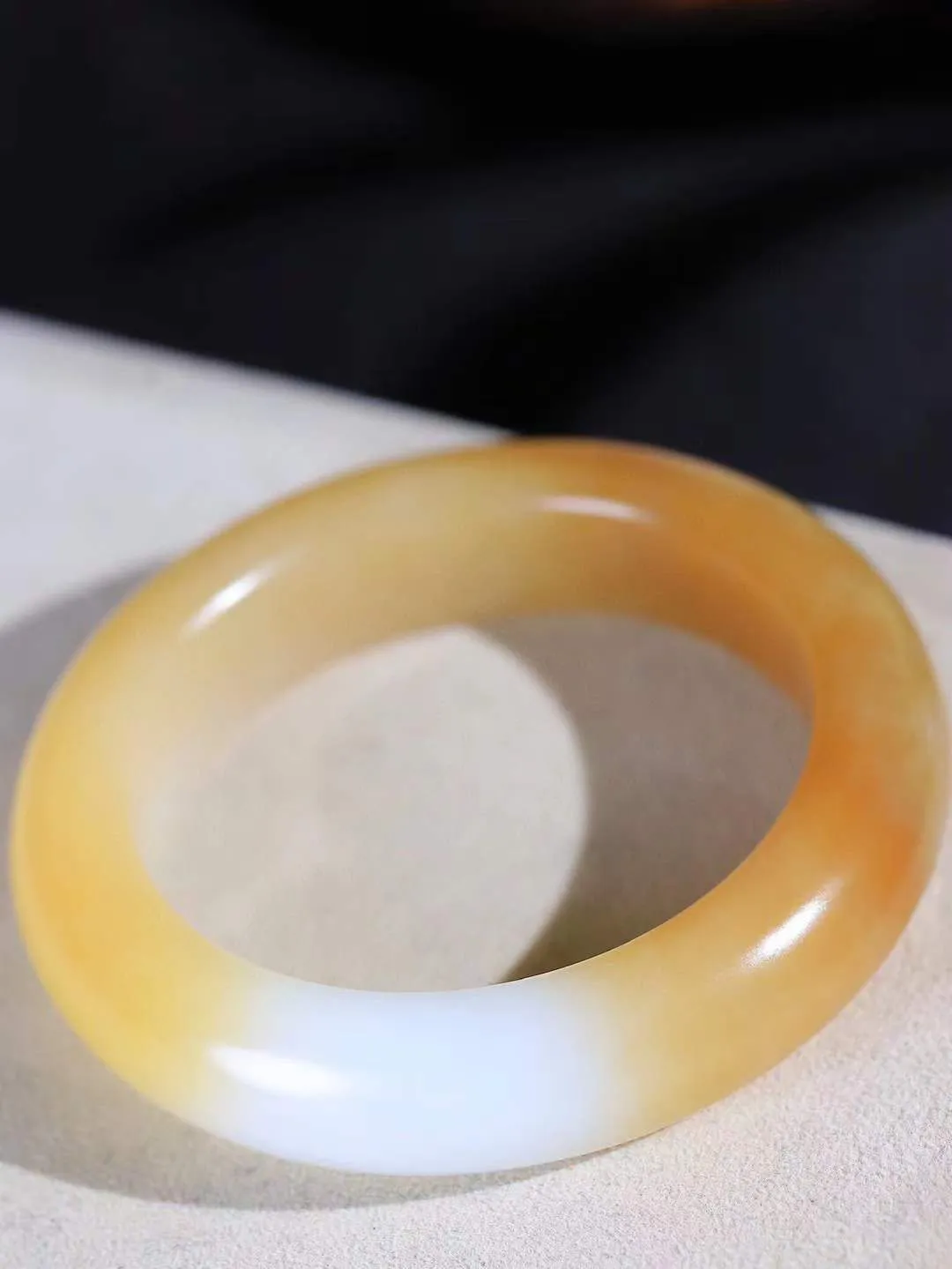 （一见倾心.手镯）

精品和田玉糖白玉手镯，玉质温润细腻 油性十足 手感舒适，高华雅逸，线条流畅，简约大气，美自天成，素雅高贵。佩戴于腕间，婉约之美，举手投足间透出那低调奢华。重81克 尺寸54-15.3-10.7mm1627430T