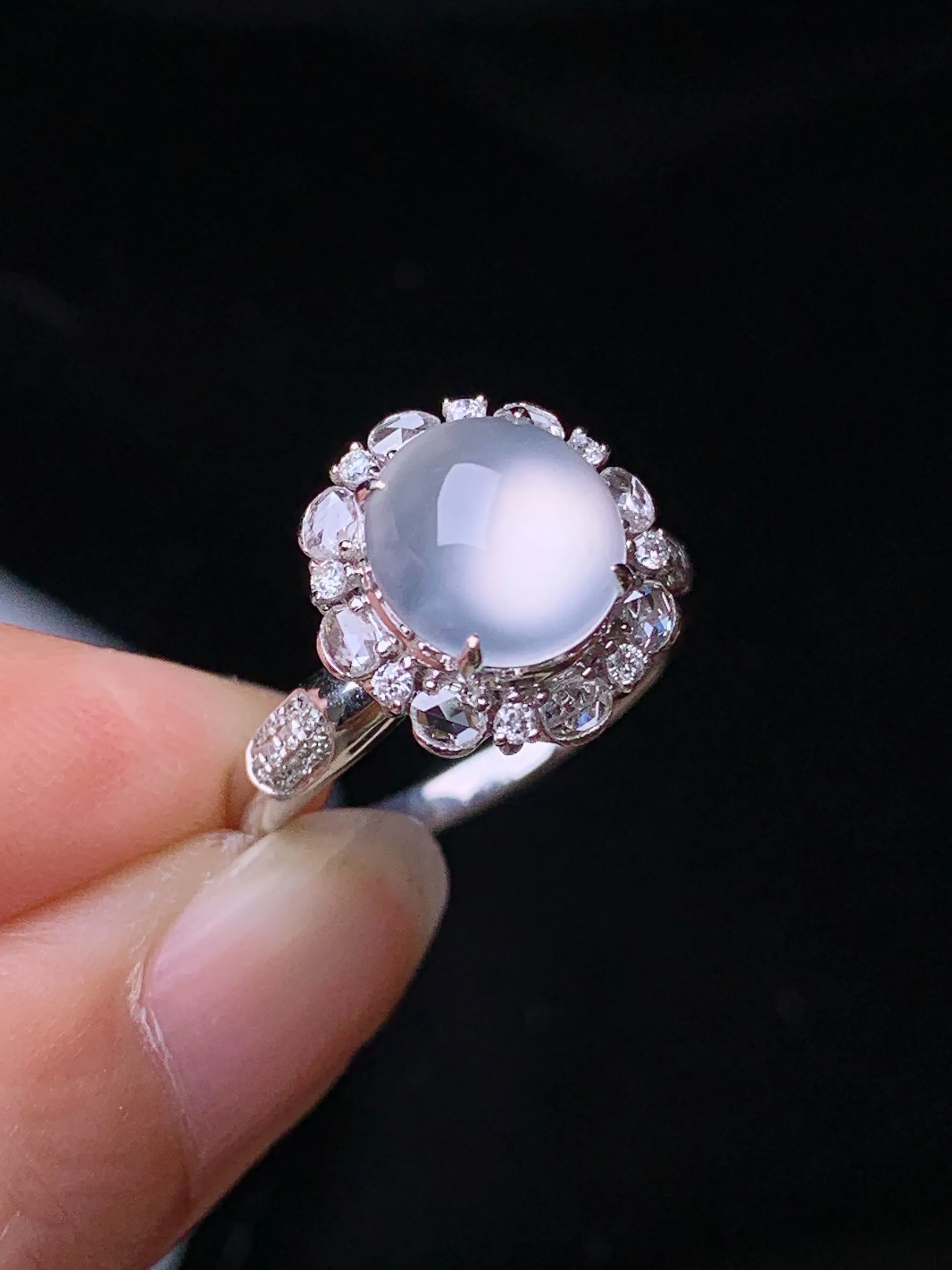 18k金钻镶嵌冰种蛋面戒指 玉质细腻 色泽艳丽清新 圈口14 整体尺寸13*12.3*10.5