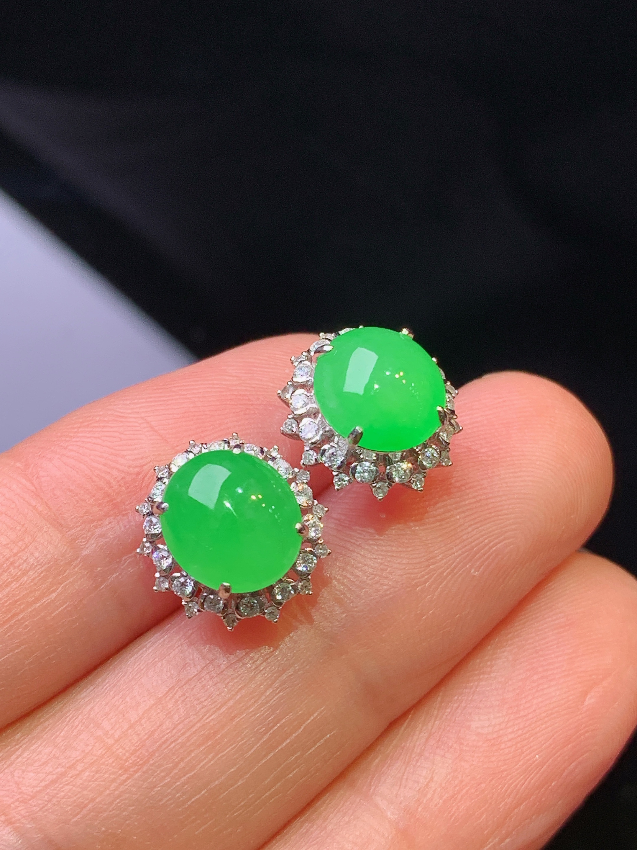 18k金钻镶嵌冰种翠绿蛋面耳钉 玉质细腻 色泽艳丽清新 整体尺寸11.8*11.3*8