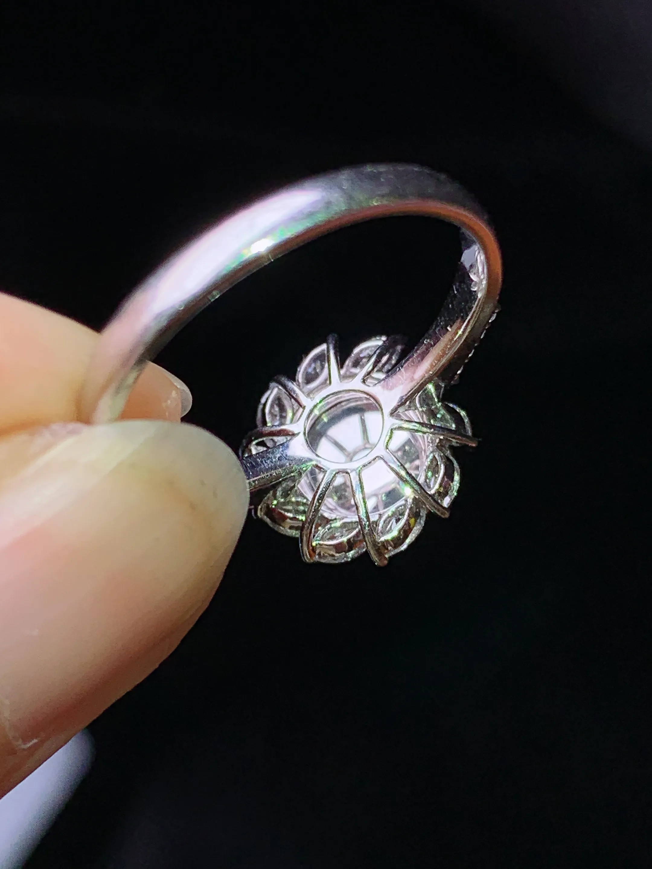 18k金钻镶嵌满绿蛋面戒指 玉质细腻 色泽艳丽清新 圈口15 整体尺寸11.8*7.8