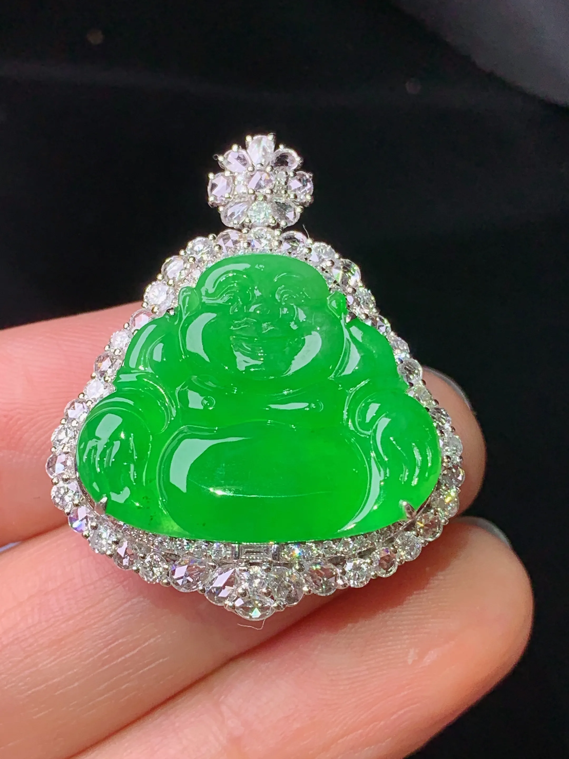 18k金钻镶嵌满绿佛公吊坠 玉质细腻 色泽艳丽清新 整体尺寸33.6*27.5*10