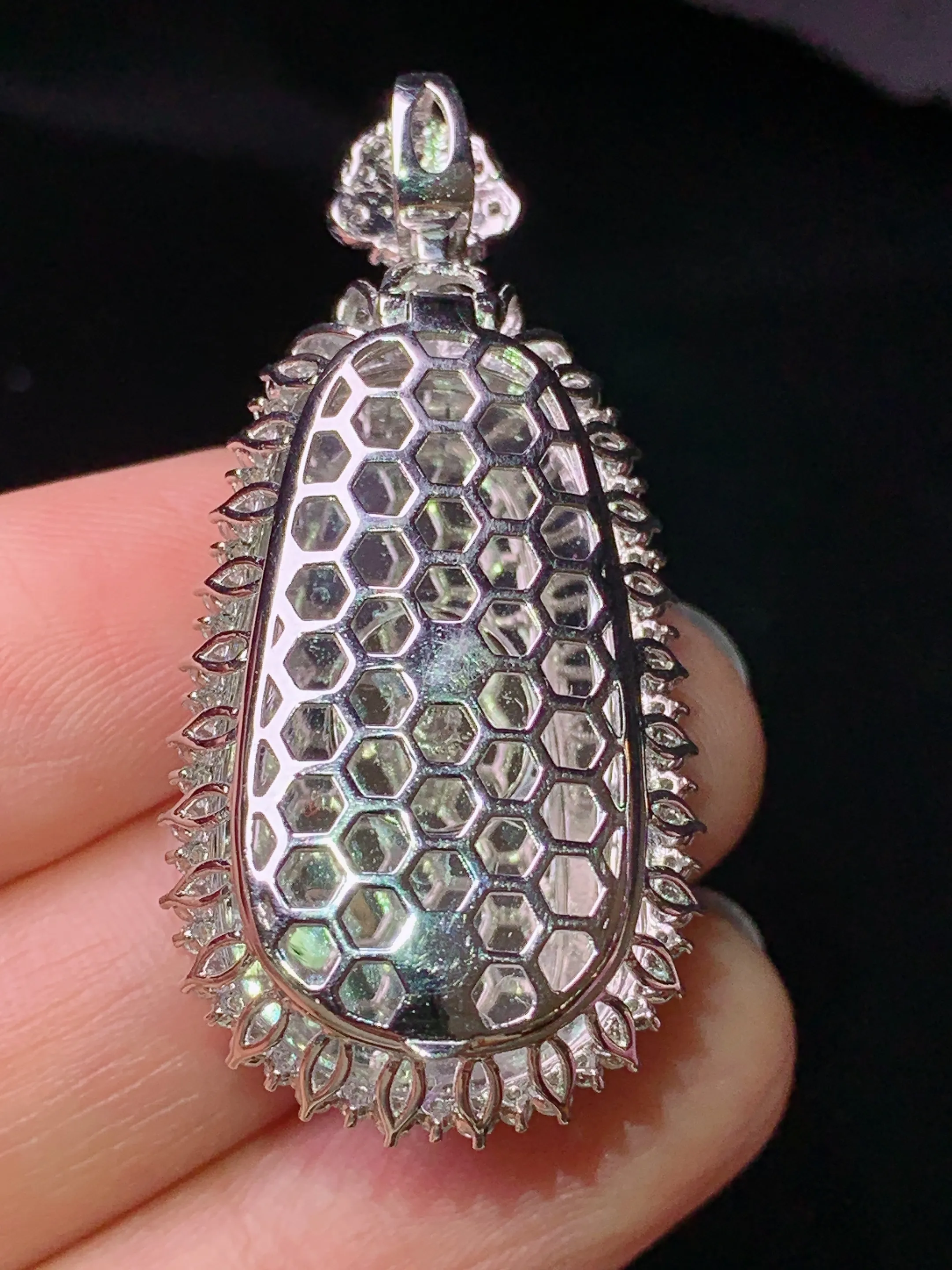 18k金钻镶嵌翠绿如意吊坠 玉质细腻 色泽艳丽清新 整体尺寸42.2*20.5*11