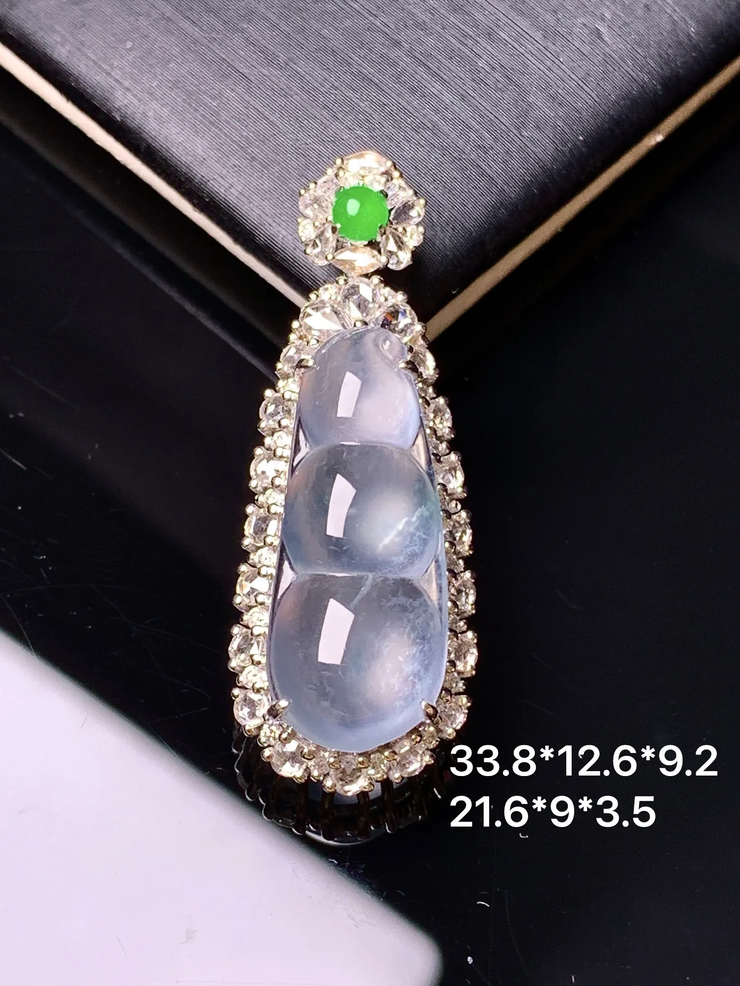 18k金钻镶嵌冰种四季豆吊坠 玉质细腻 色泽艳丽清新 整体尺寸33.8*12.6*9.2