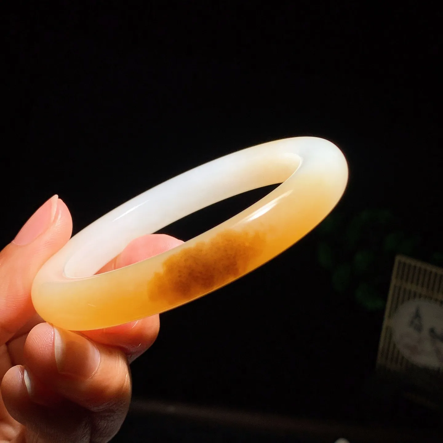 55圈口 新疆和田玉羊脂白且末糖手镯 55圈口条宽10厚9重44.5克。玉质细腻油润。手推出油。佩戴高端典雅。lt260205