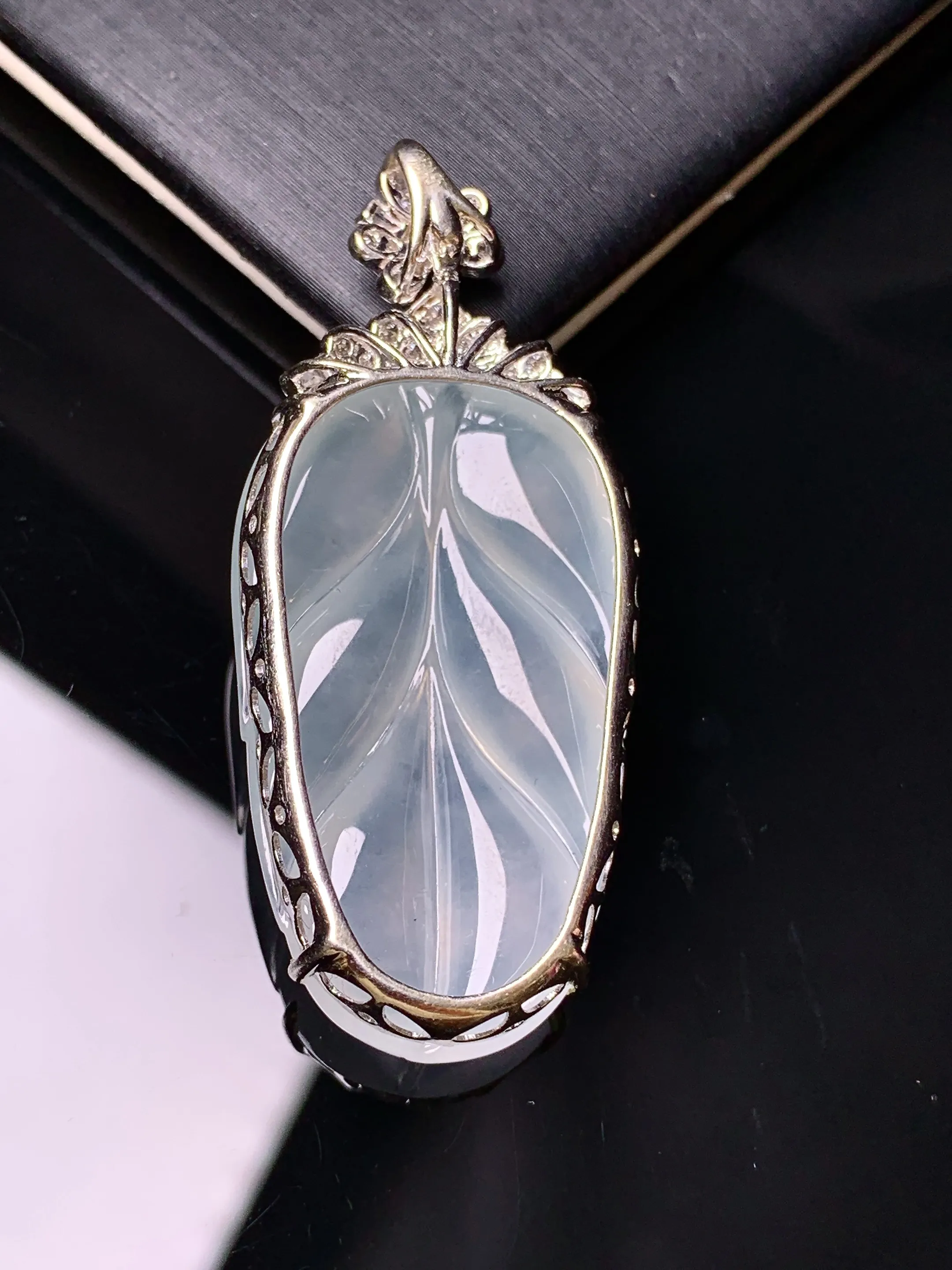 18k金钻镶嵌冰种树叶吊坠 玉质细腻 色泽艳丽清新 整体尺寸45.2*19.3*8.3