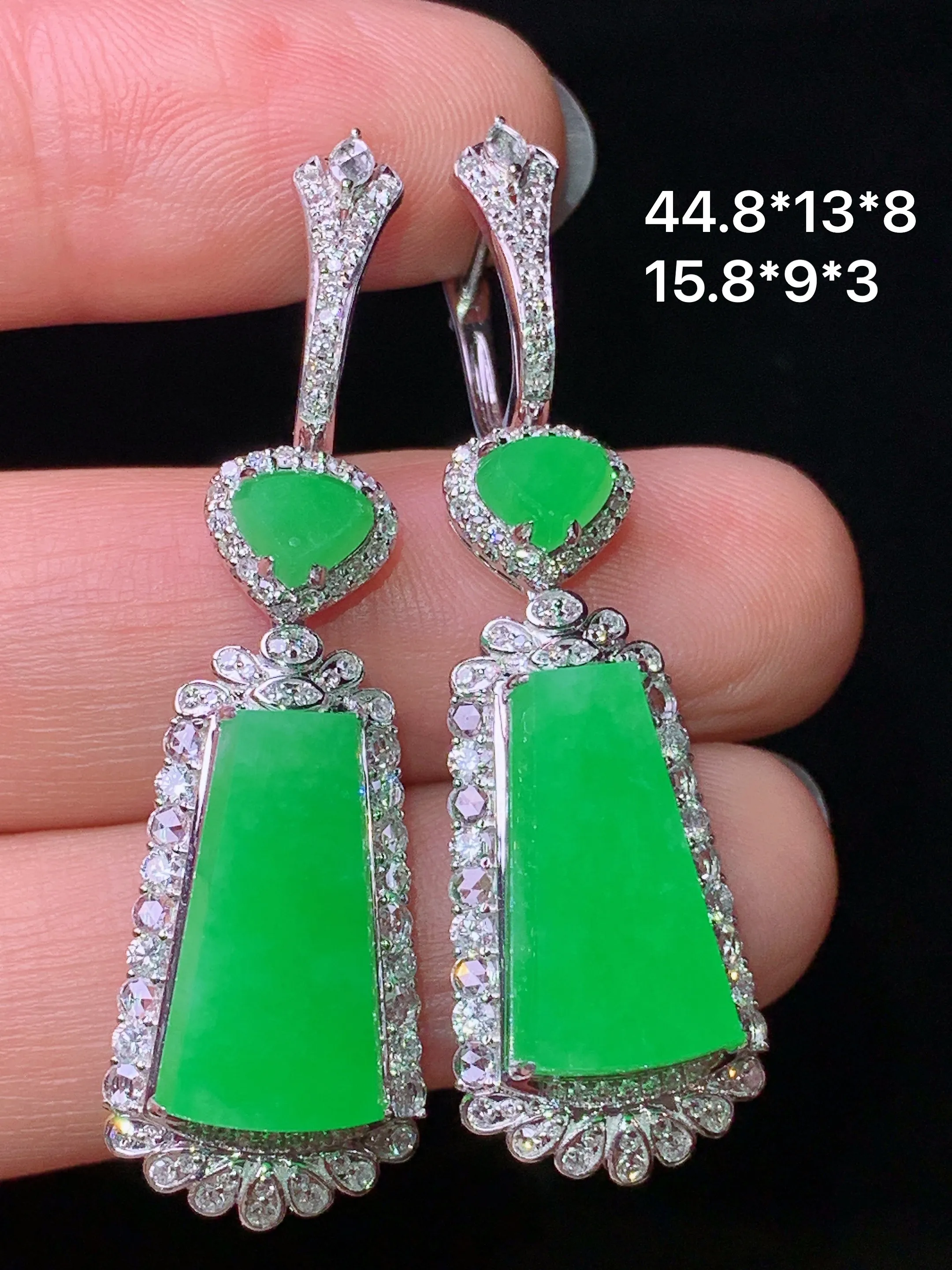 18k金钻镶嵌翠绿无事牌耳坠 玉质细腻 色泽艳丽清新 整体尺寸44.8*13*8