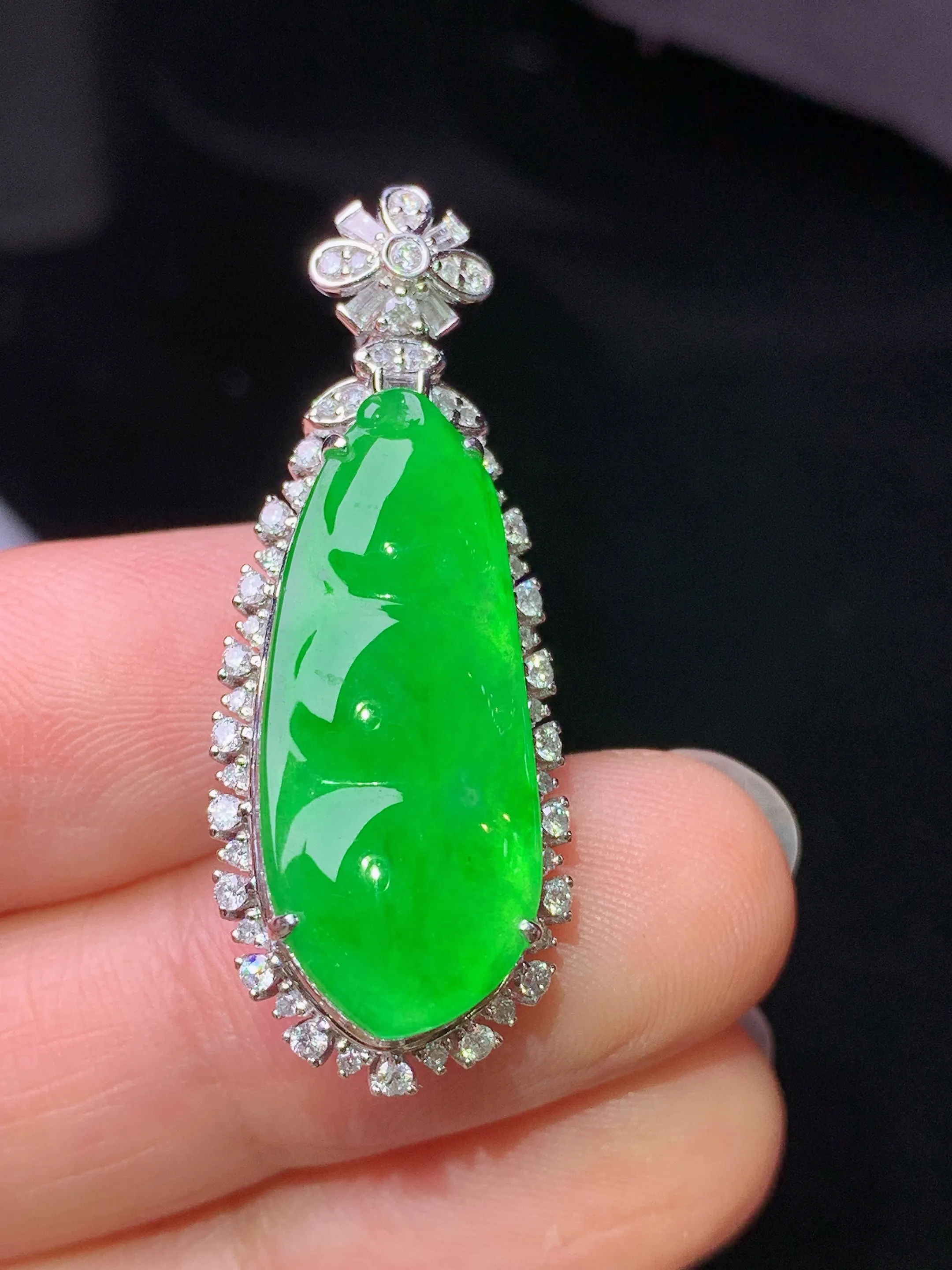 18k金钻镶嵌满绿四季豆吊坠 玉质细腻 色泽艳丽清新 整体尺寸35.8*13.6*10