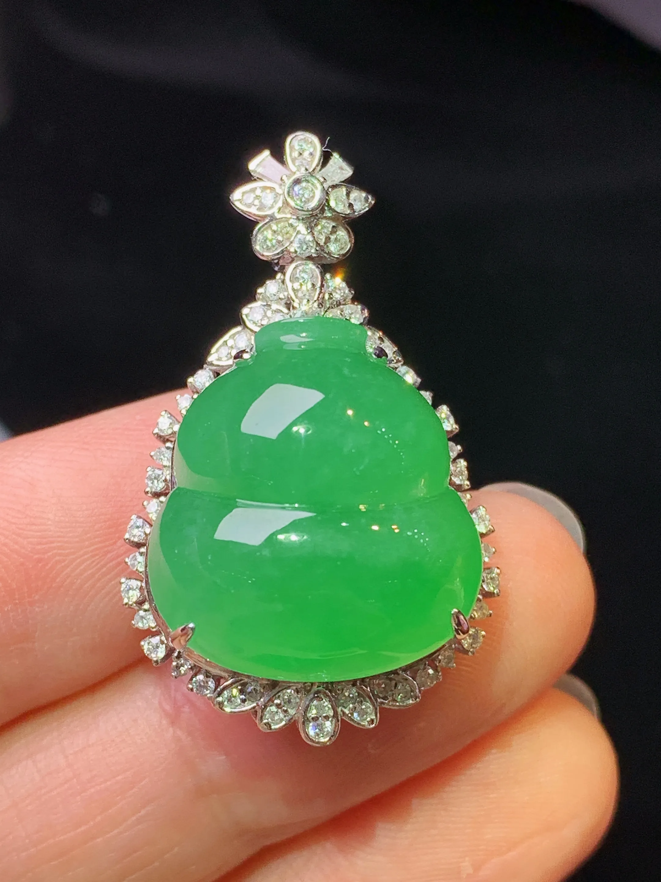 18k金钻镶嵌翠绿葫芦吊坠 玉质细腻 色泽艳丽清新 整体尺寸33*20.2*14.6