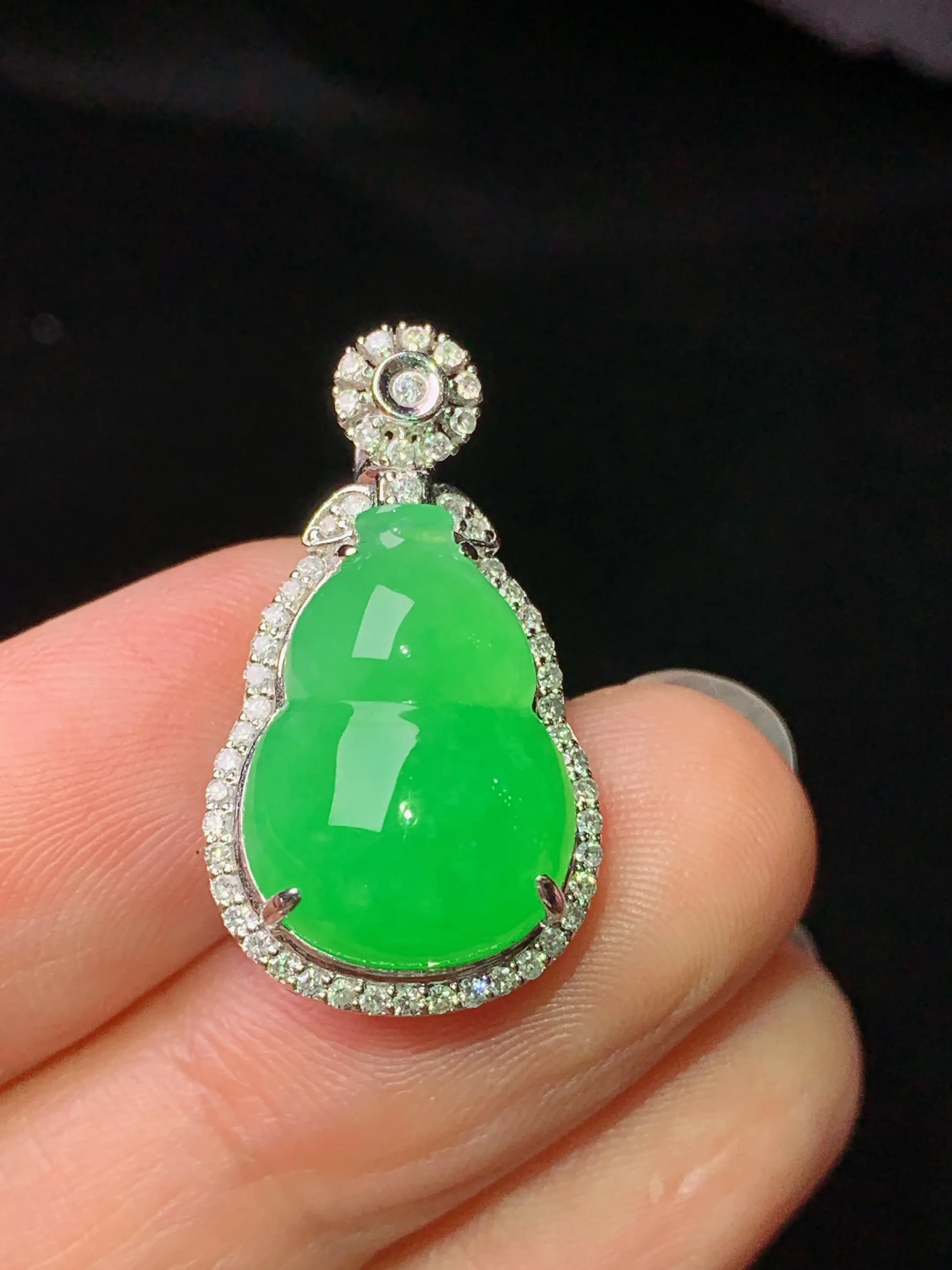 18k金钻镶嵌翠绿葫芦吊坠 玉质细腻 色泽艳丽清新 整体尺寸25*14*9.8