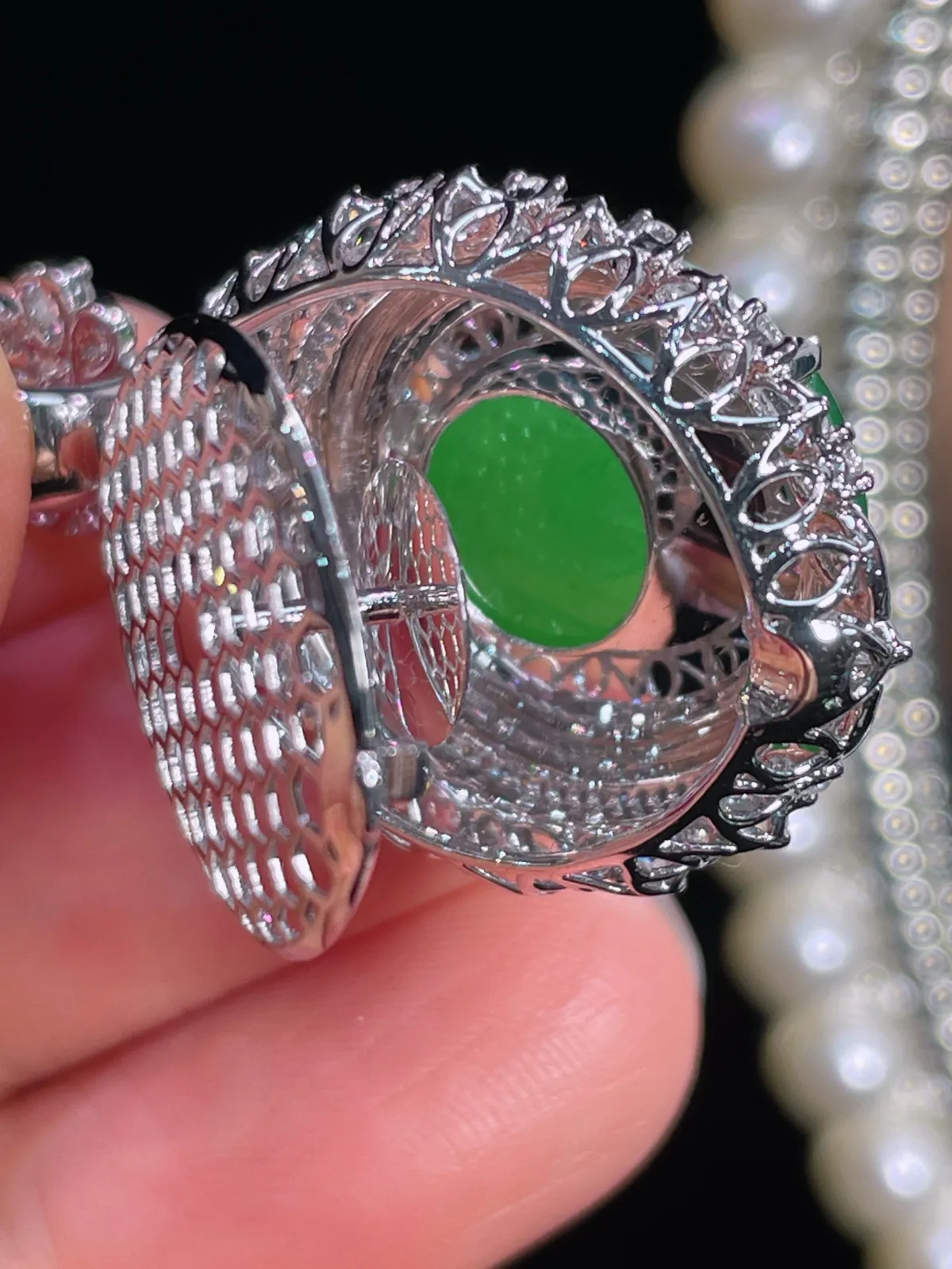 天然缅甸翡翠A货
满绿蛋面吊坠
18k金镶嵌钻石 
细腻水灵