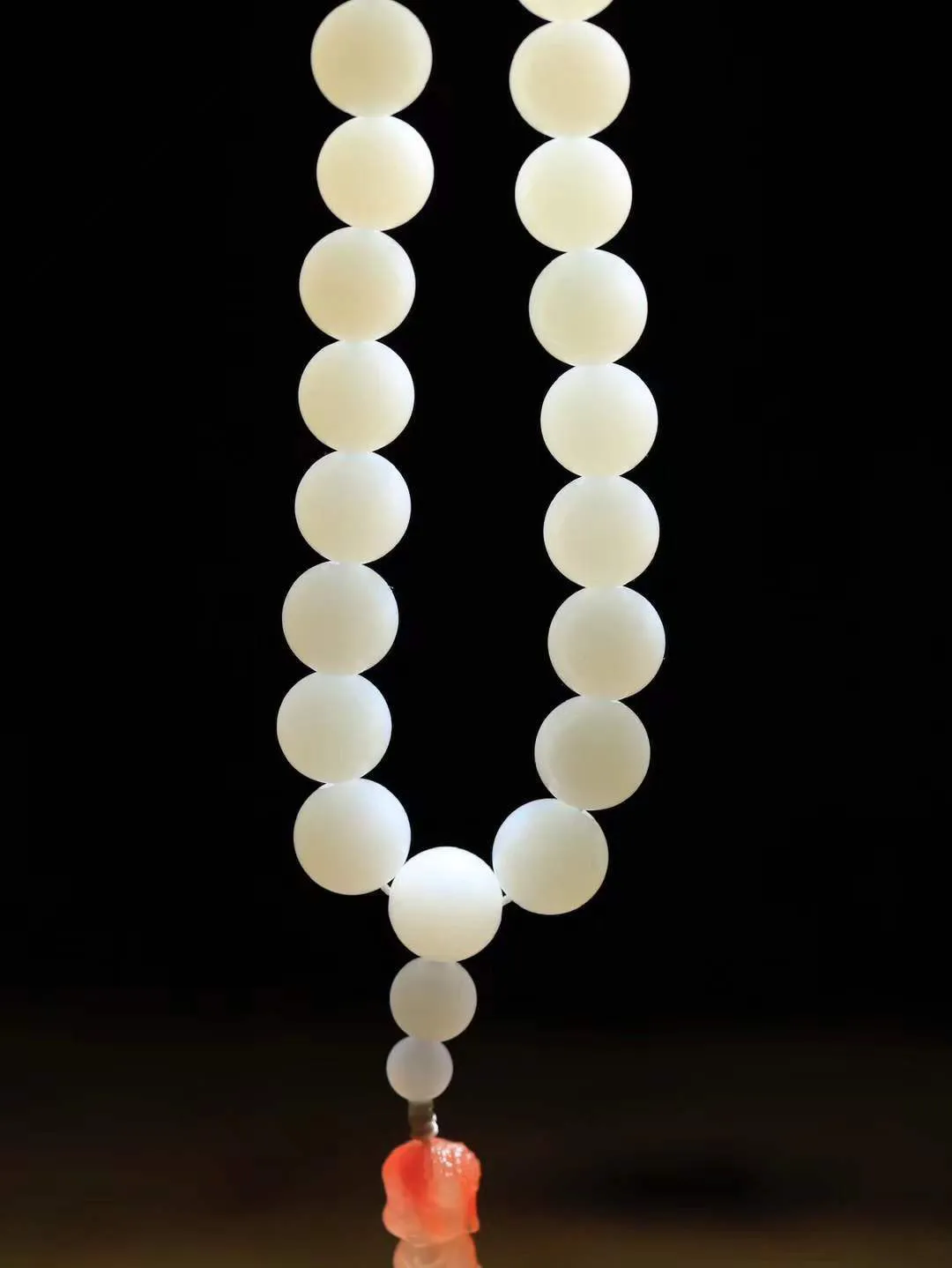 【珠圆玉润.手串】

精品和田玉白玉珠圆玉润手串 玉质温润细腻  整串打磨圆润，佩戴舒适。珠珠落玉盘，间关莺语花底滑，一生美好时光，无论身在何处，都有它相伴相守。事事顺遂，幸福美满，吉祥如意。重44.7克 尺寸取一11mm FDL-1620500