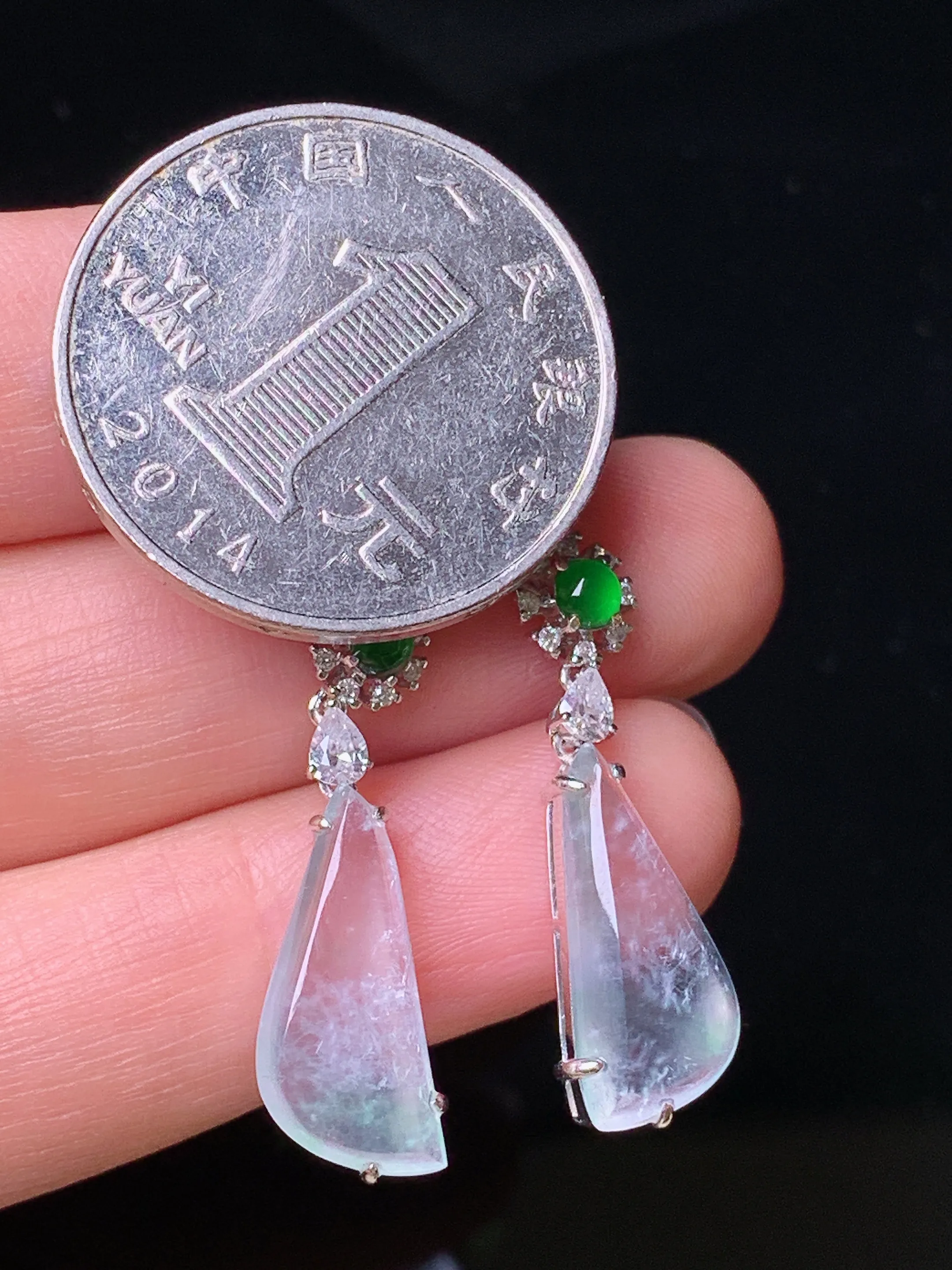 18k金钻镶嵌冰种随形耳坠 玉质细腻 色泽艳丽清新 整体尺寸37.2*7.5*4.8