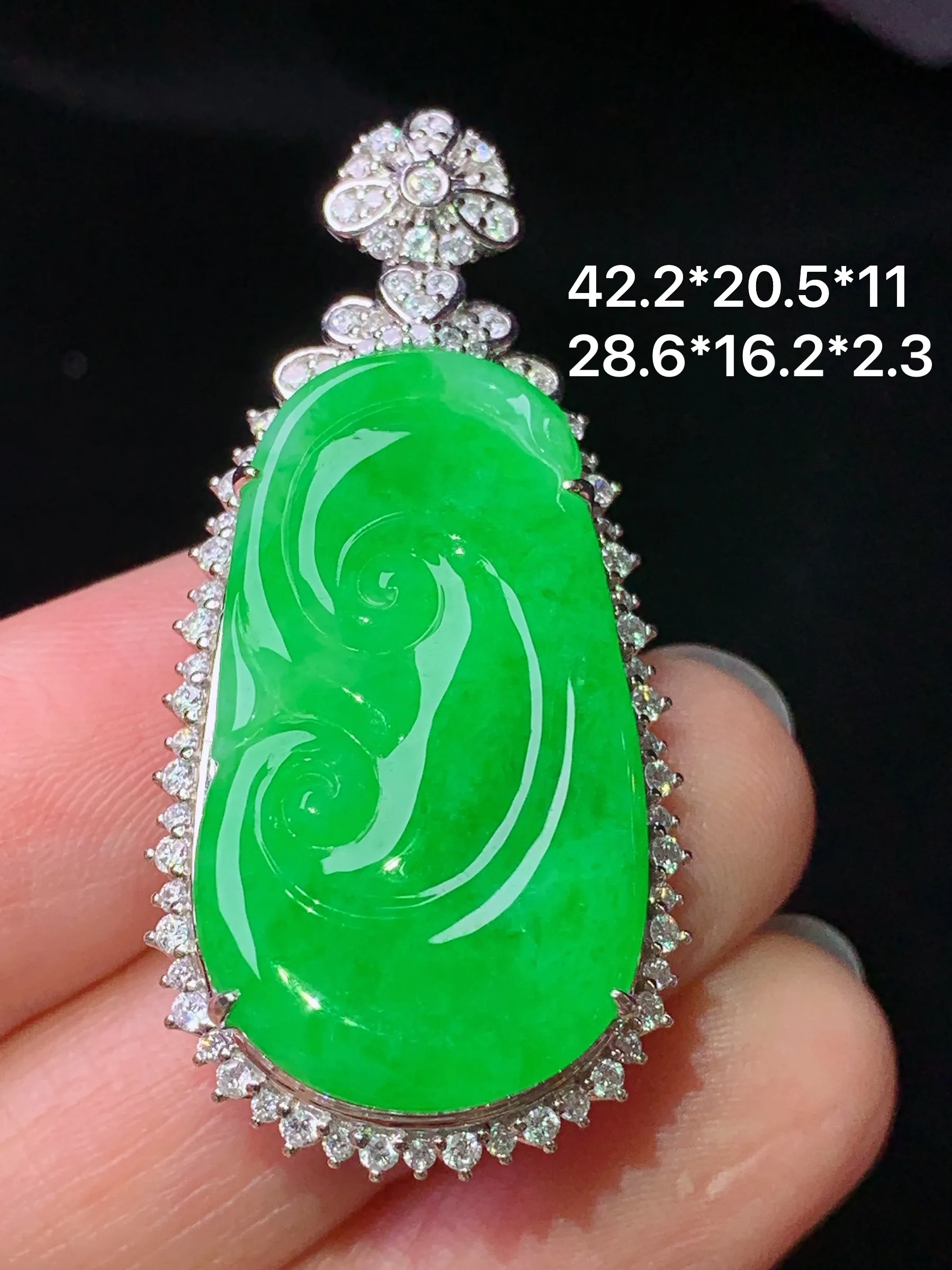 18k金钻镶嵌翠绿如意吊坠 玉质细腻 色泽艳丽清新 整体尺寸42.2*20.5*11