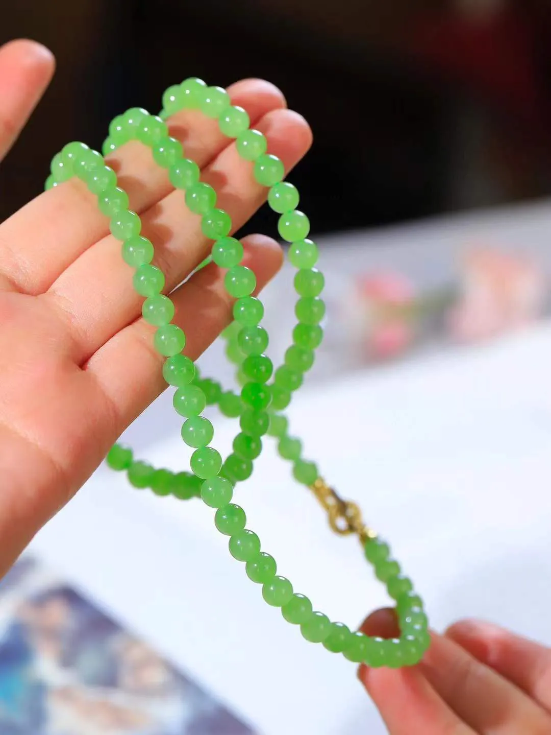 【珠圆玉润.项链】

精品和田玉碧玉珠圆玉润项链 玉质温润细腻  整串打磨圆润，佩戴舒适。珠珠落玉盘