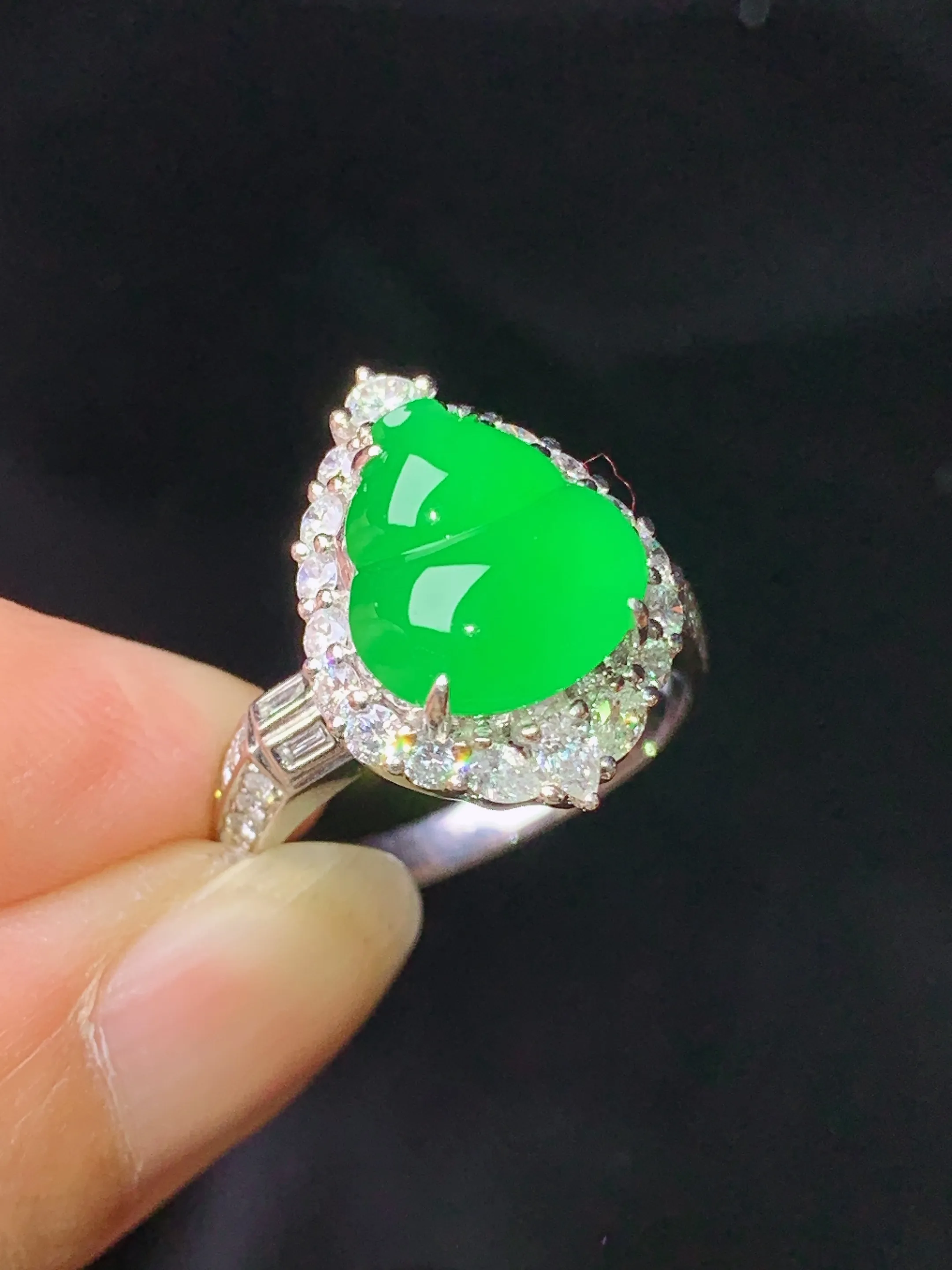 18k金钻镶嵌满绿葫芦戒指 玉质细腻 色泽艳丽清新 圈口14 整体尺寸17.2*12.8*10.6