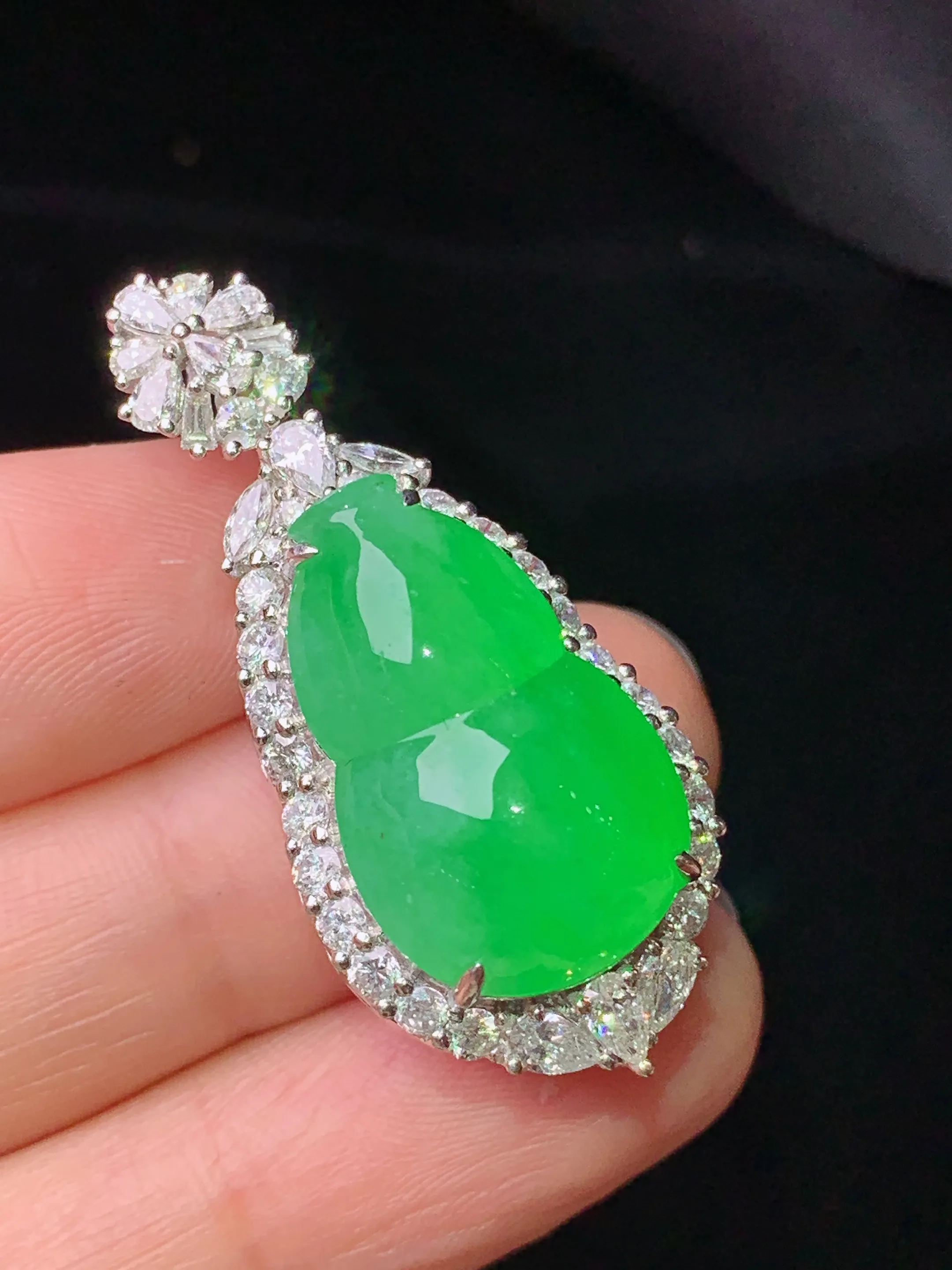 18k金钻镶嵌翠绿葫芦吊坠 玉质细腻 色泽艳丽清新 整体尺寸37.7*16.8*14.5