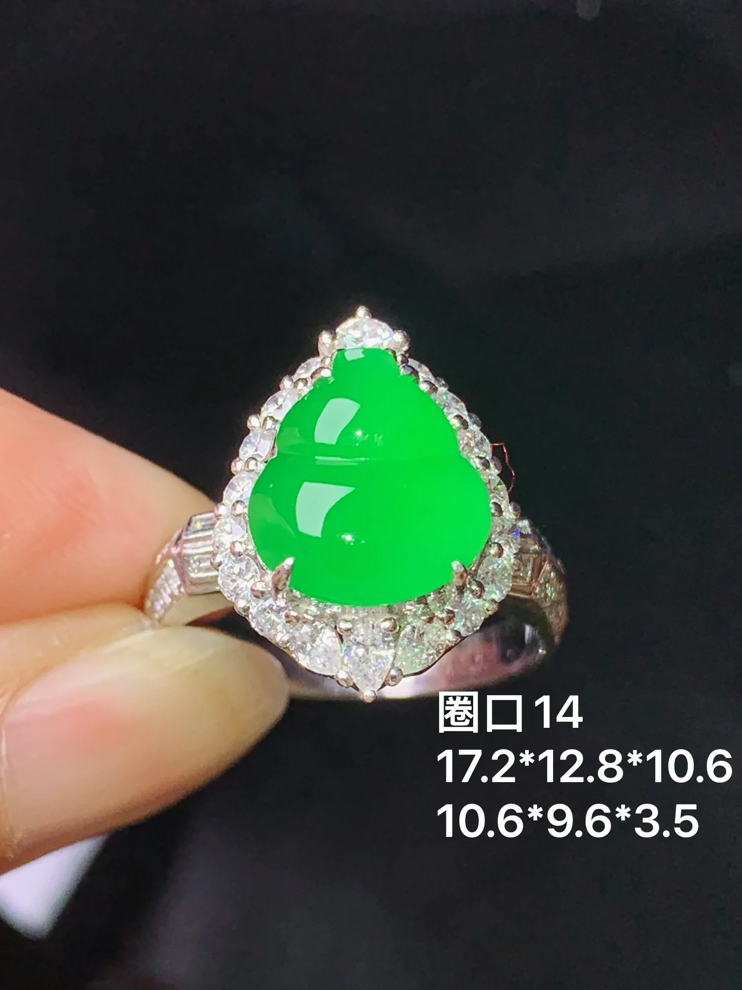 18k金钻镶嵌满绿葫芦戒指 玉质细腻 色泽艳丽清新 圈口14 整体尺寸17.2*12.8*10.6