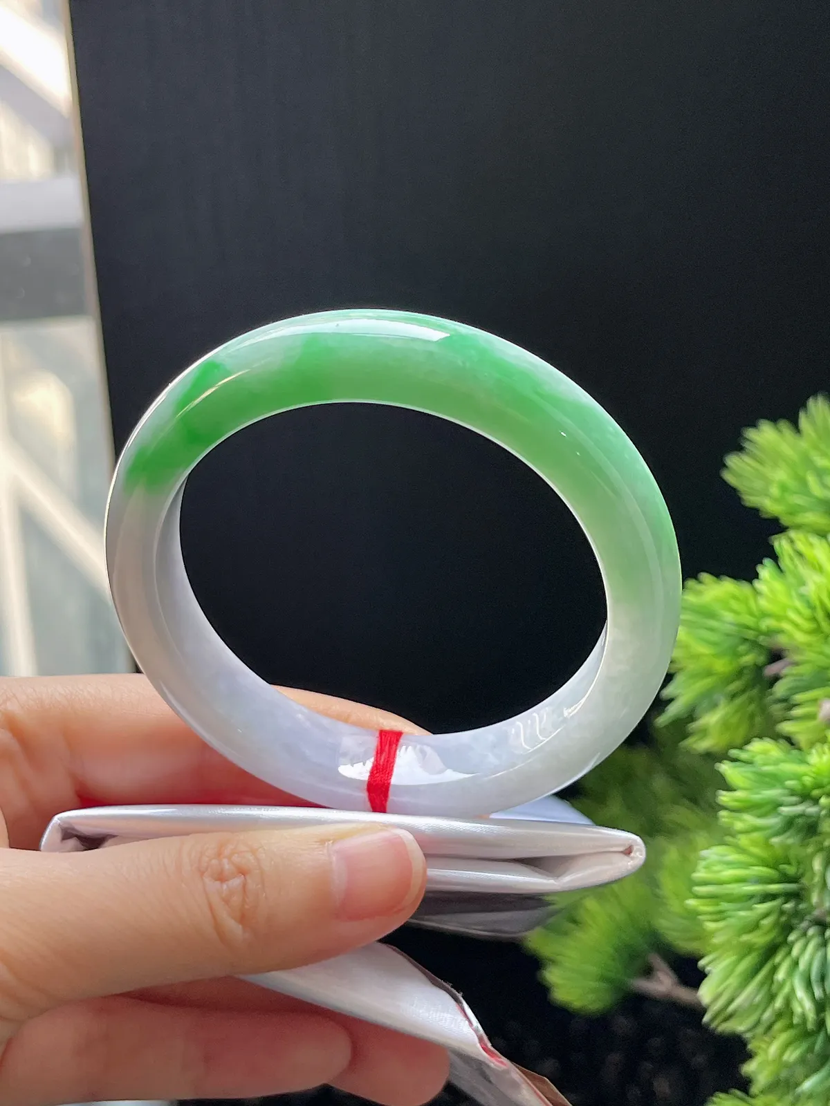 正圈56.6圈口，翡翠糯化种飘绿手镯