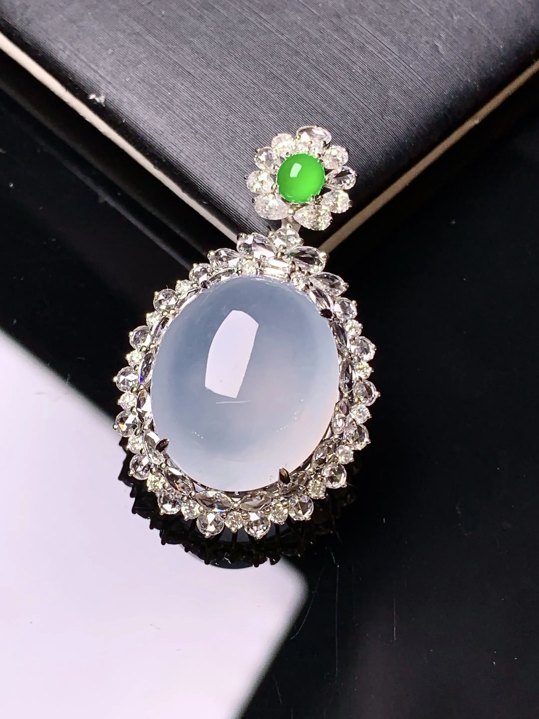 18k金钻镶嵌冰种蛋面吊坠 玉质细腻 色泽艳丽清新 整体尺寸32*19.5*10.8