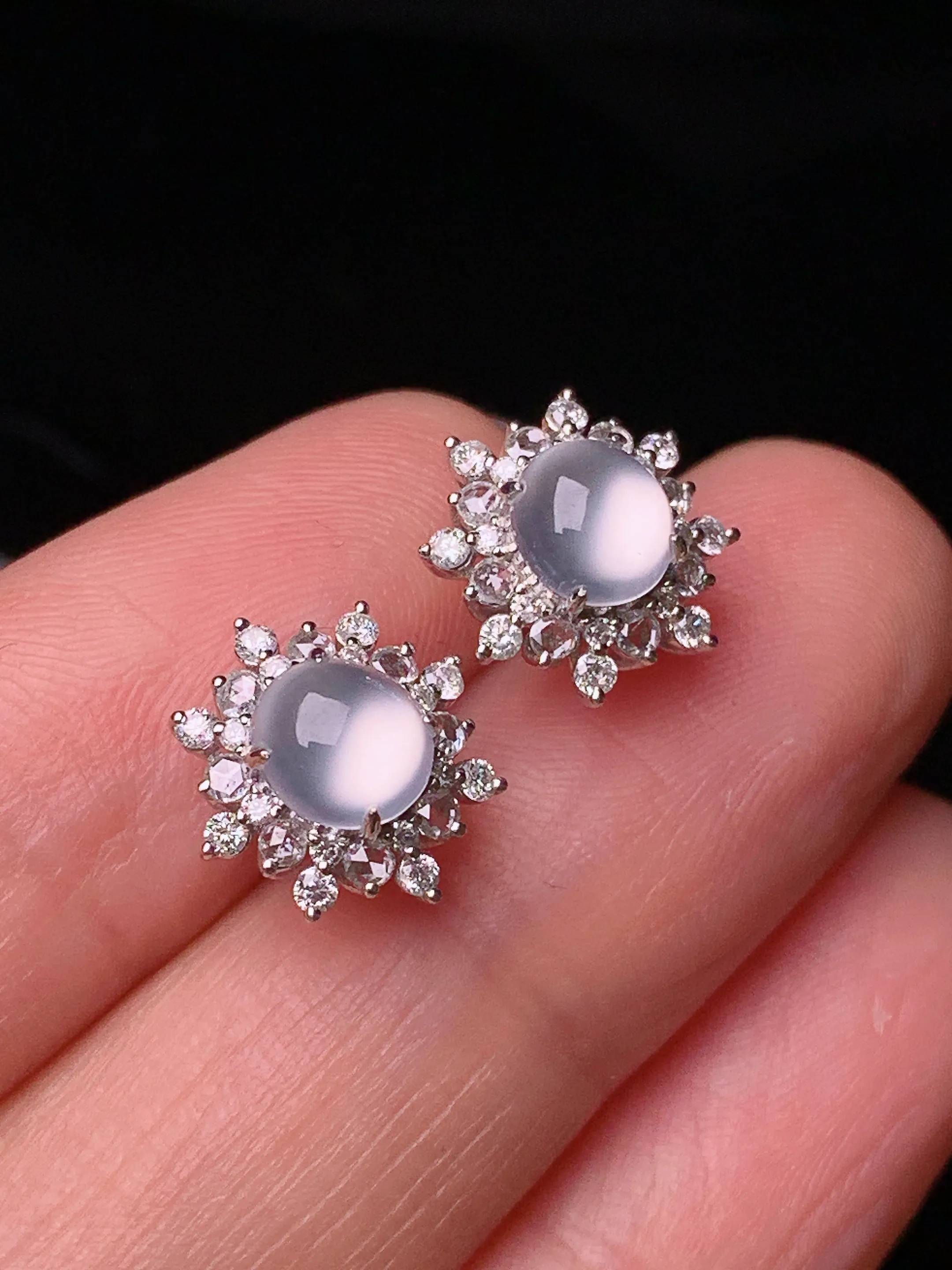 18k金钻镶嵌冰种蛋面耳钉 玉质细腻 色泽艳丽清新 整体尺寸11.2*10*6.6