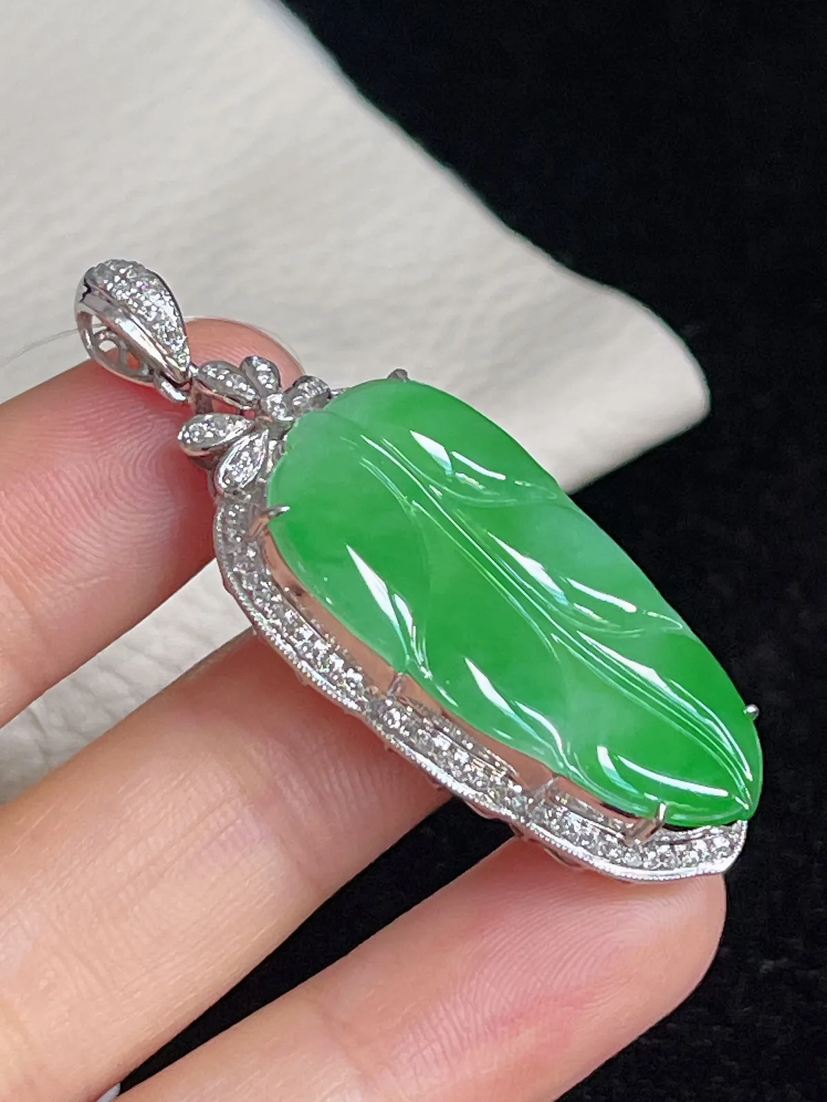 翡翠冰糯种飘绿叶子，印记：G18K,伴钻石