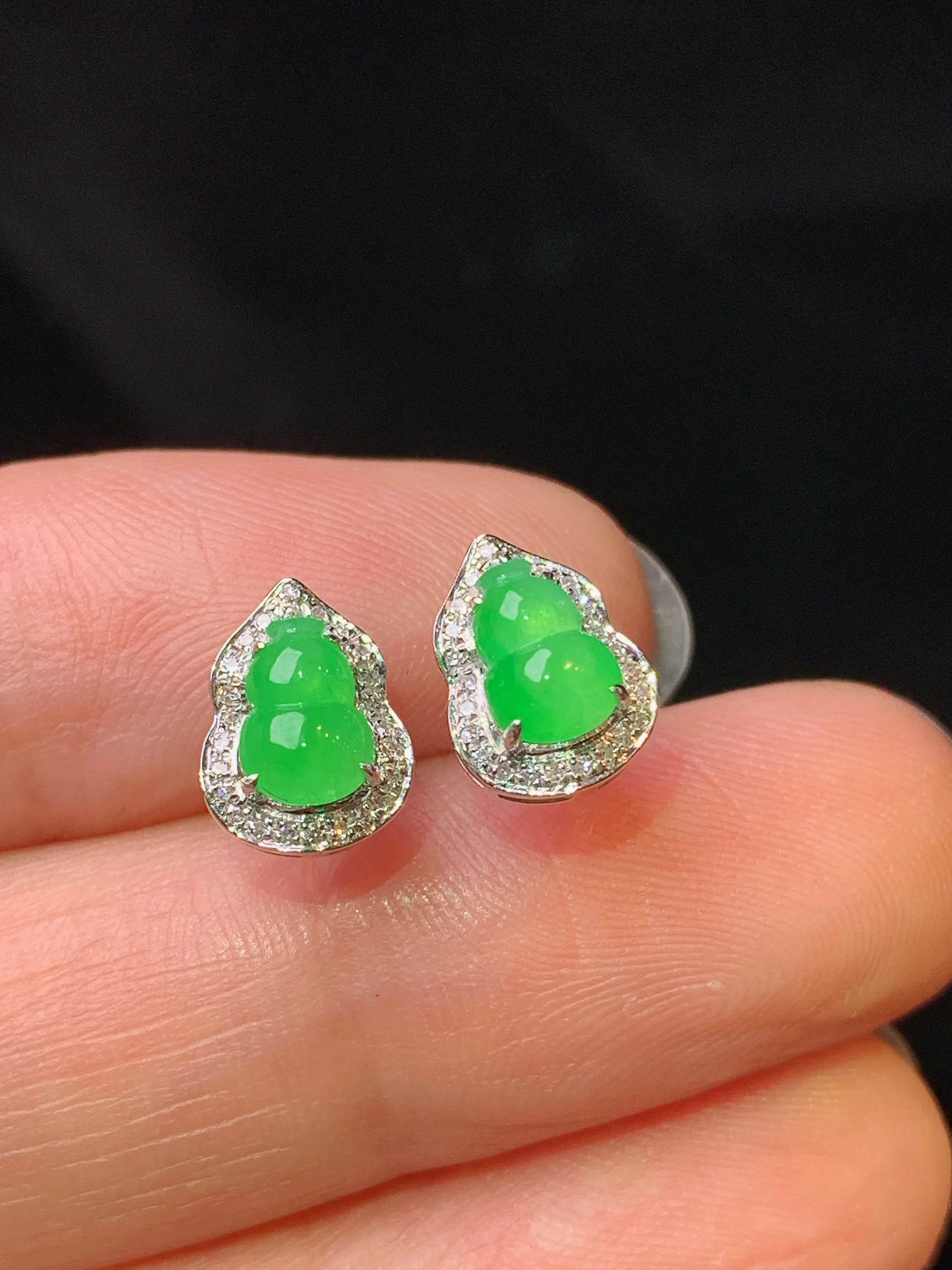 18k金钻镶嵌翠绿葫芦耳钉 玉质细腻 色泽艳丽清新 整体尺寸9.5*7*4.6