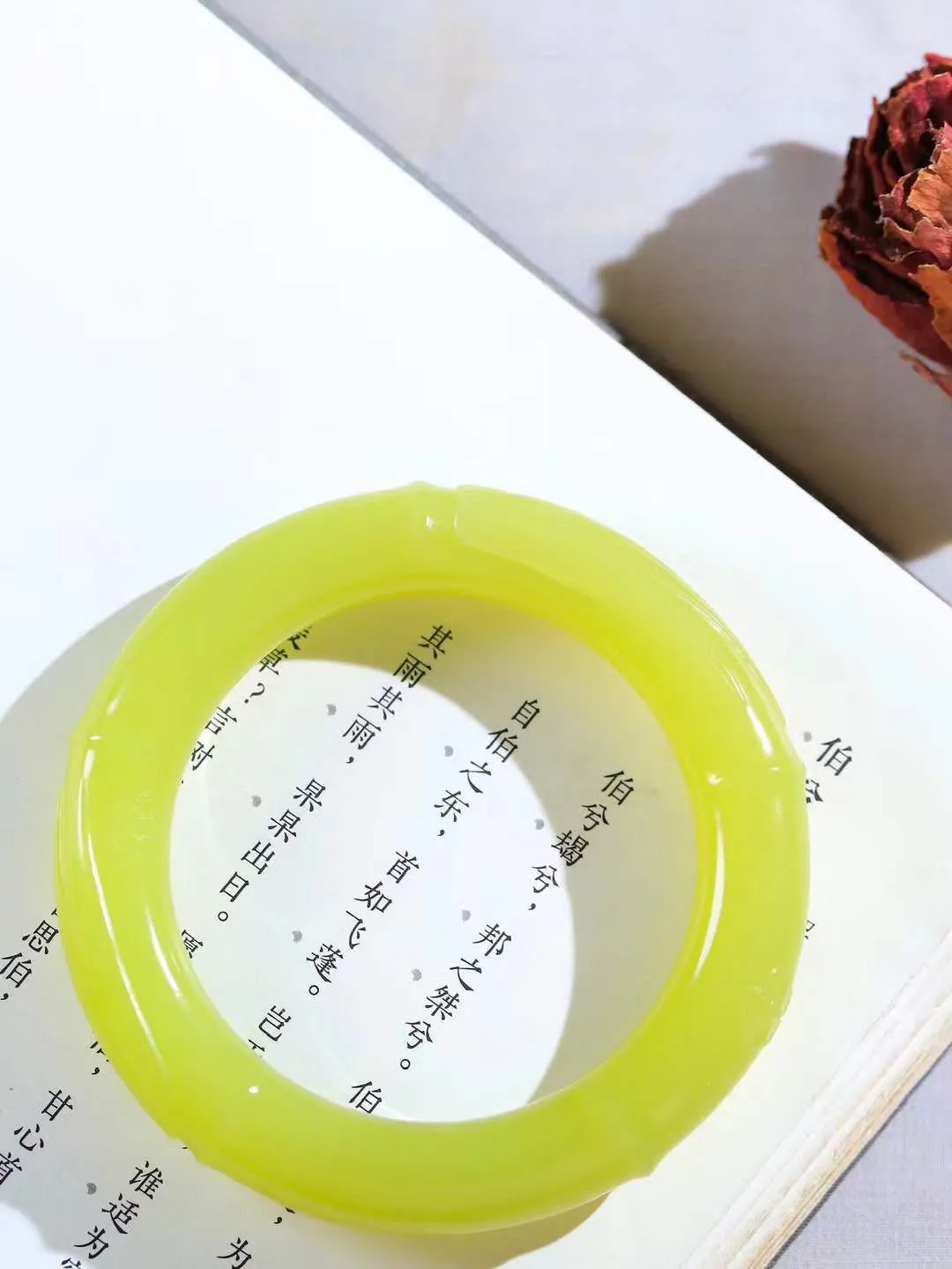 【节节高升.手镯】

收藏级臻品和田玉黄口竹手镯，玉质温润细腻，苏工精雕竹节，竹子品德高尚，生而有节，象征气节正直、不屈不俗。竹叶纤秀俊逸，舒展自如，迎风摇曳，柔美清逸，清新典雅。️整器画面空灵简洁佩于胸前，寓意祝福，高风亮节，步步高升。
内径54mm尺寸12-11.5mm重69克9920477T