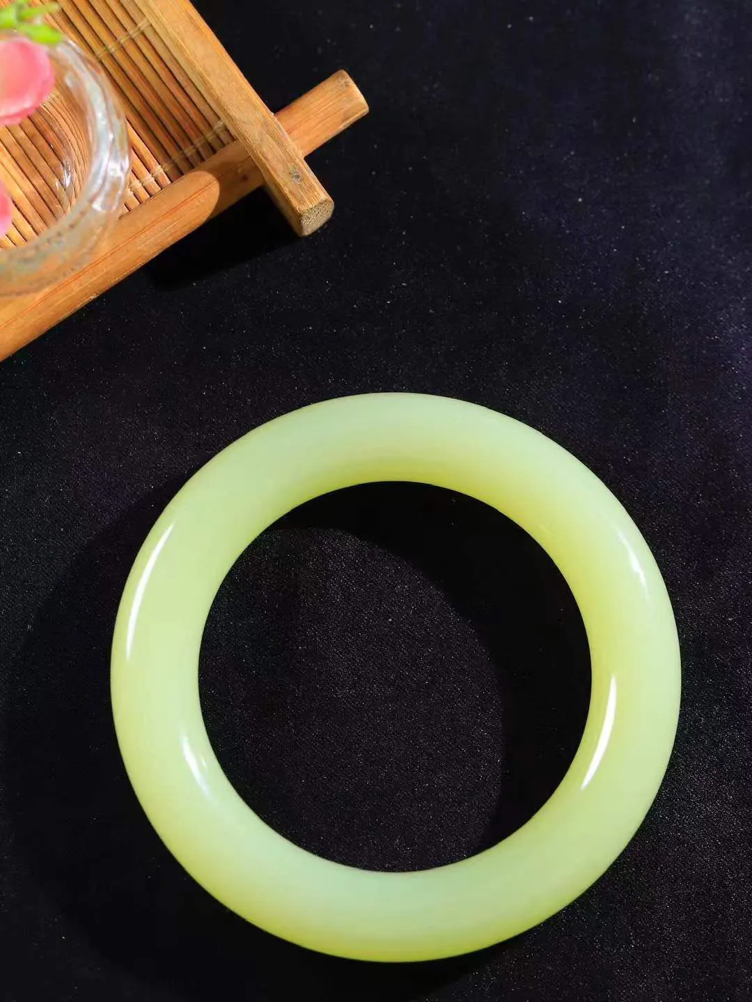 （冬日暖阳.手镯）

精品️和田玉黄口料圆条手镯 质地油润，大气雅致，清风明月潺潺，浮浮洗尽铅华随于心，净于念……重70克  尺寸52.5-12.3-12mm fDT-9920454