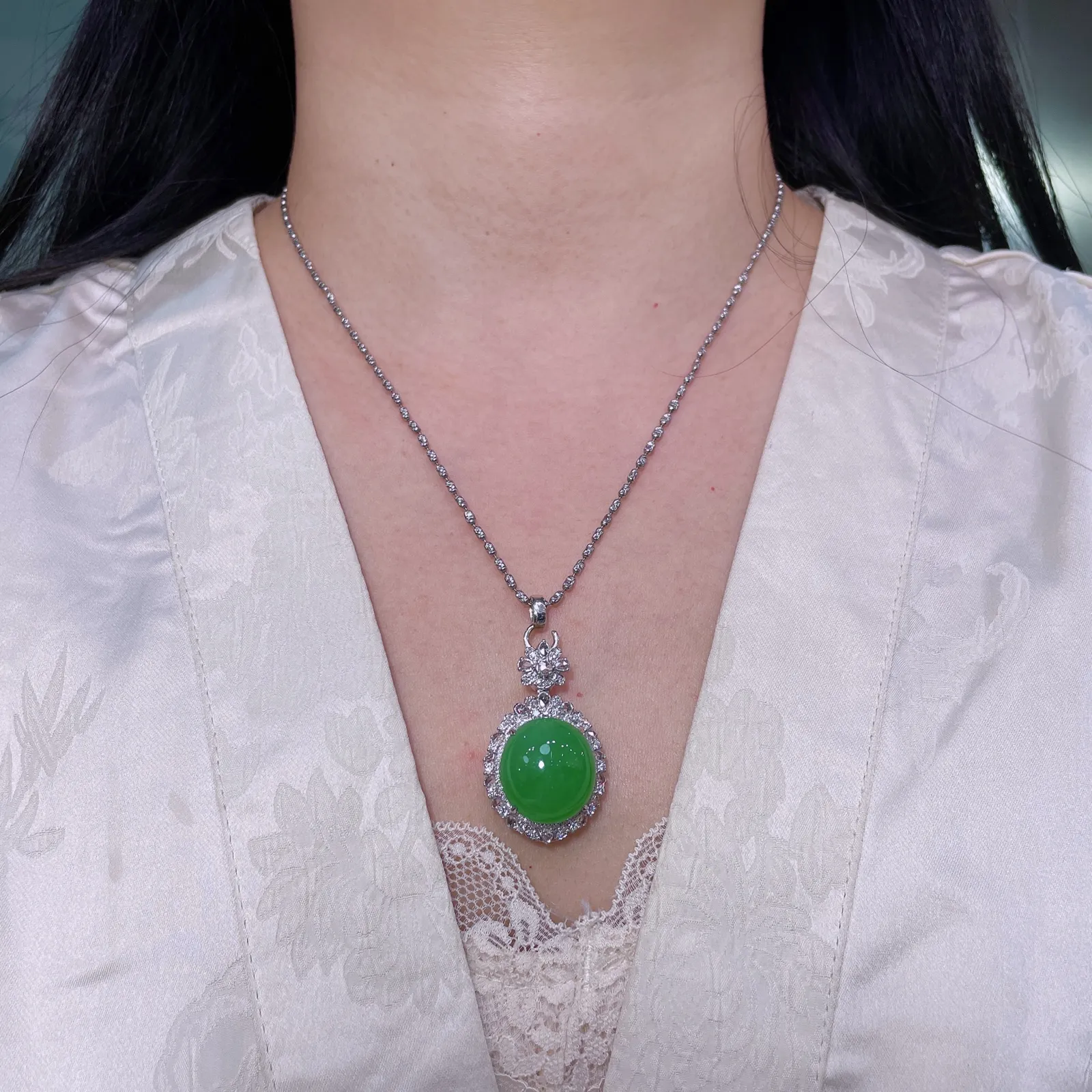 天然缅甸翡翠A货
满绿蛋面吊坠
18k金镶嵌钻石 
细腻水灵