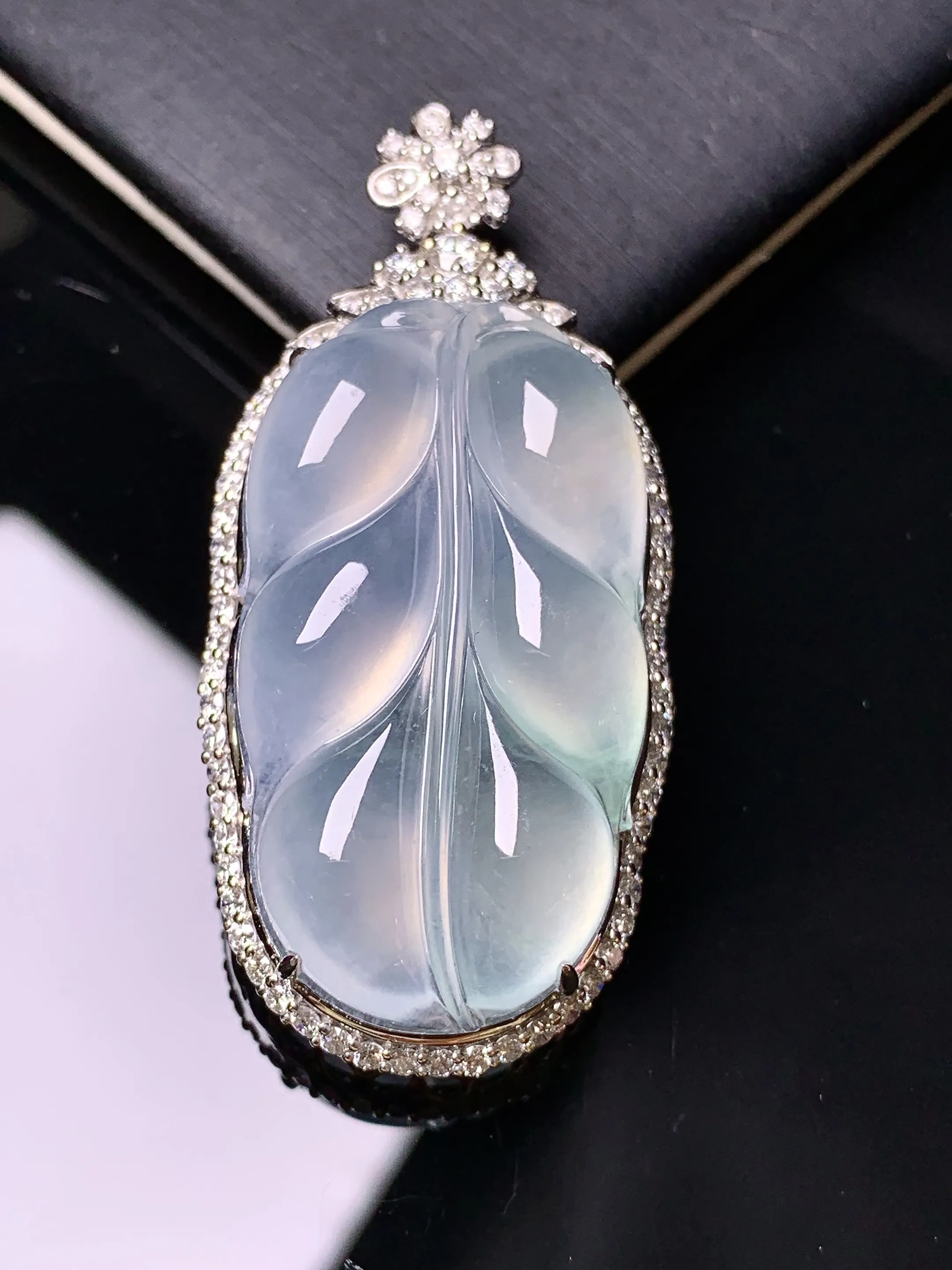 18k金钻镶嵌冰种树叶吊坠 玉质细腻 色泽艳丽清新 整体尺寸48.8*23.5*11.7