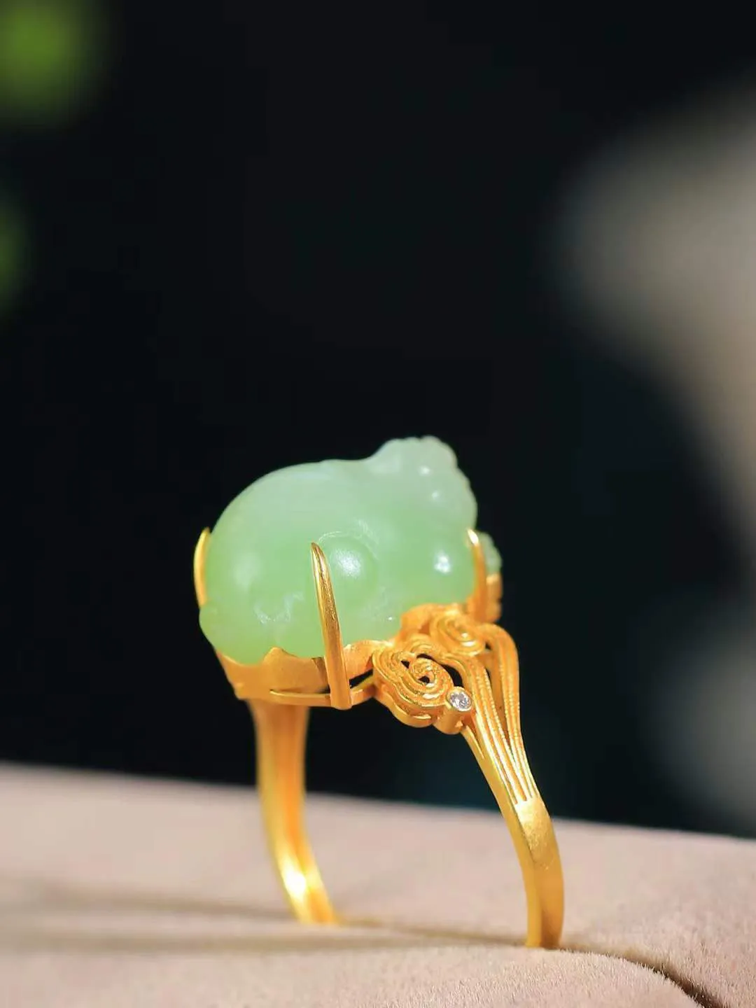 （金镶玉.招财貔貅.戒指）

精品和田玉翠青18k金镶嵌貔貅戒指，质地细腻油润，精工雕刻，貔貅表情生猛威严，形象立体生动，️有纳食四方之财，消灾好运的寓意，貔貅属火，火主心，心主神明，祈福佩戴者聪慧灵秀。
重3.4克   尺寸17.2-15-9.3mm   76801859YY