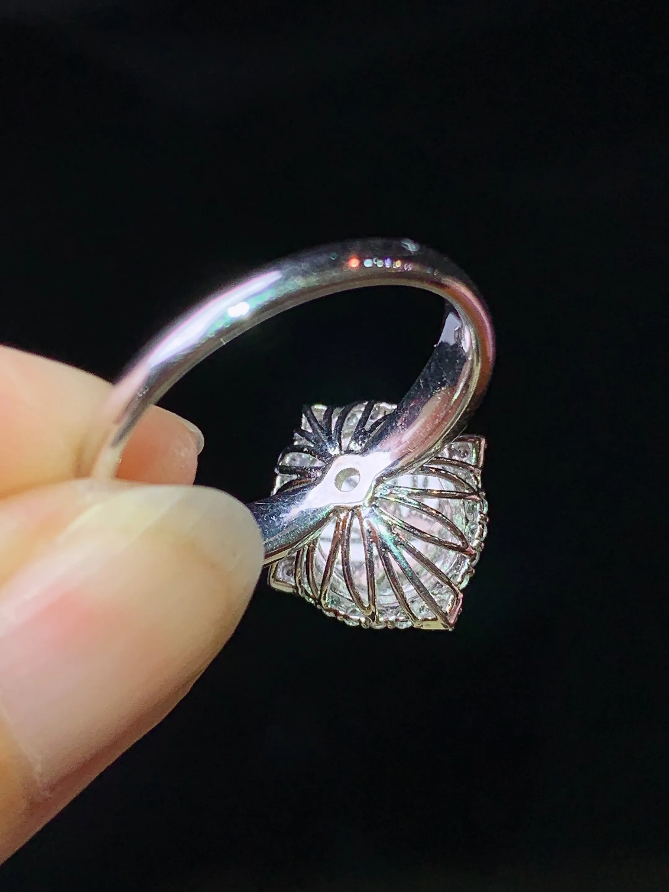 18k金钻镶嵌满绿蛋面戒指 玉质细腻 色泽艳丽清新 圈口13.5 整体尺寸14.8*13.2*10.2